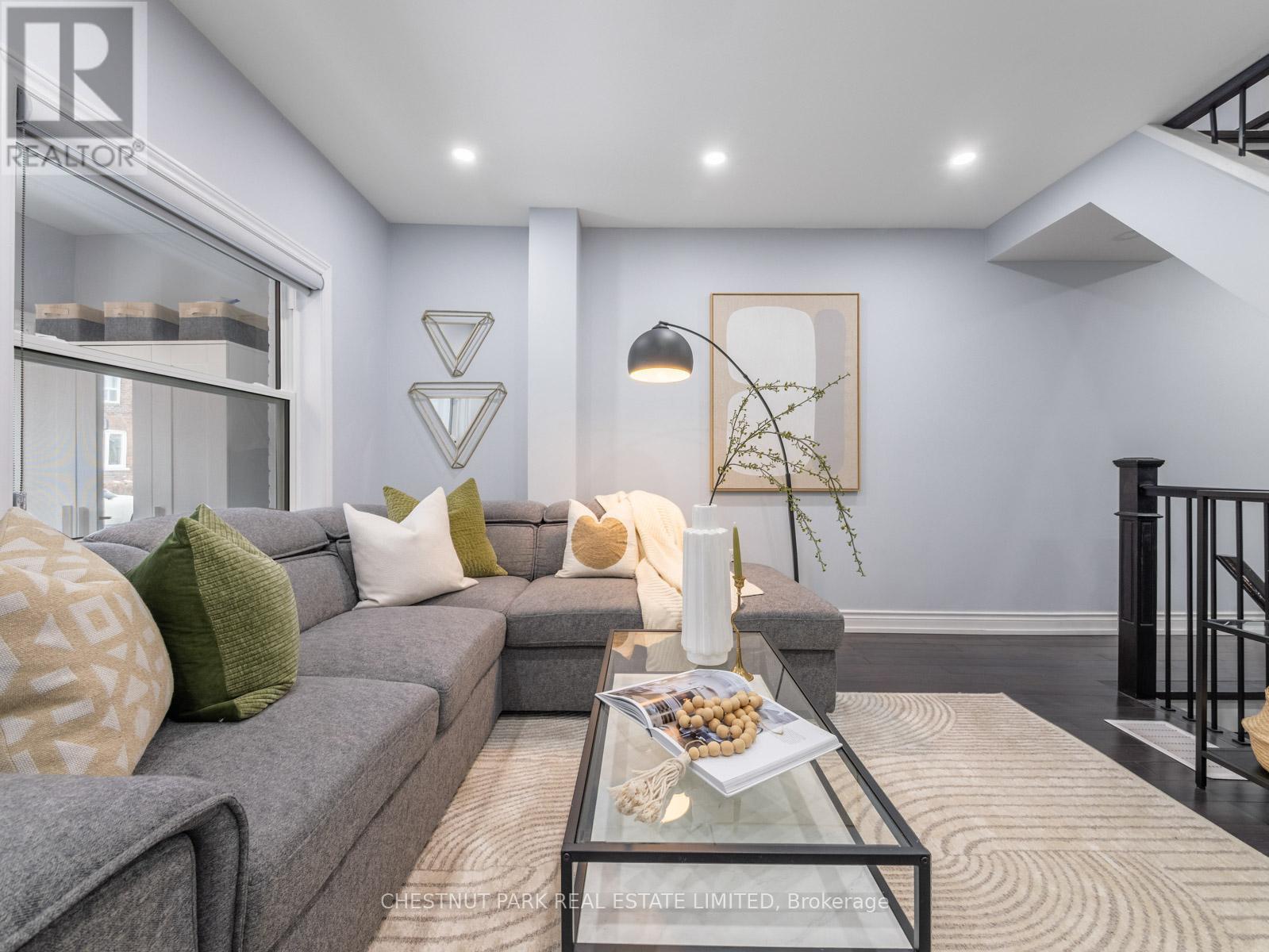 7 Weymouth Avenue, Toronto, Ontario  M4C 1R6 - Photo 5 - E12909856