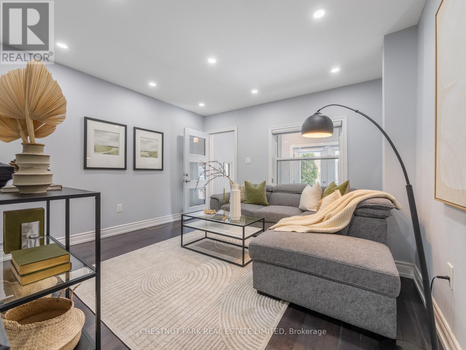 7 Weymouth Avenue, Toronto, Ontario  M4C 1R6 - Photo 8 - E12909856