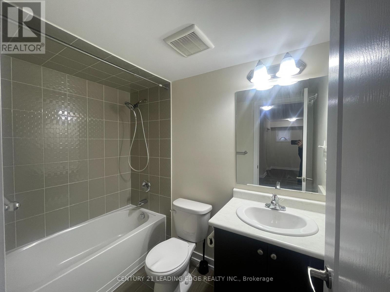 217 - 10 Dunsheath Way, Markham, Ontario  L6B 1N3 - Photo 4 - N12909728