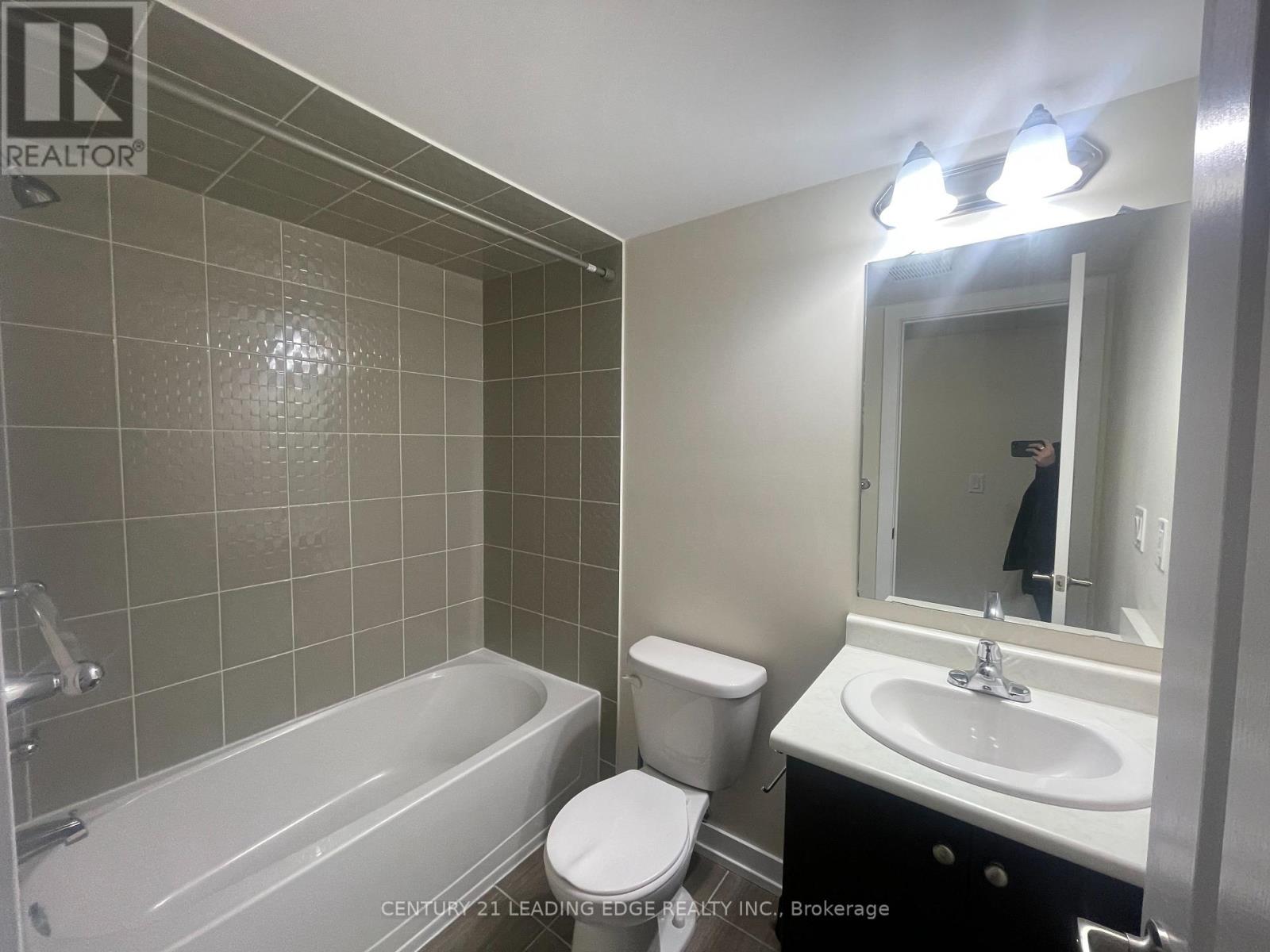 217 - 10 Dunsheath Way, Markham, Ontario  L6B 1N3 - Photo 5 - N12909728