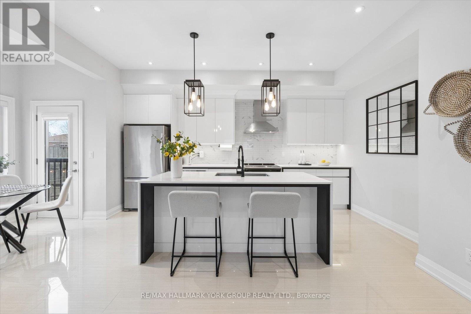 220 Pine Beach Drive, Georgina, Ontario  L4P 2V5 - Photo 8 - N12909798