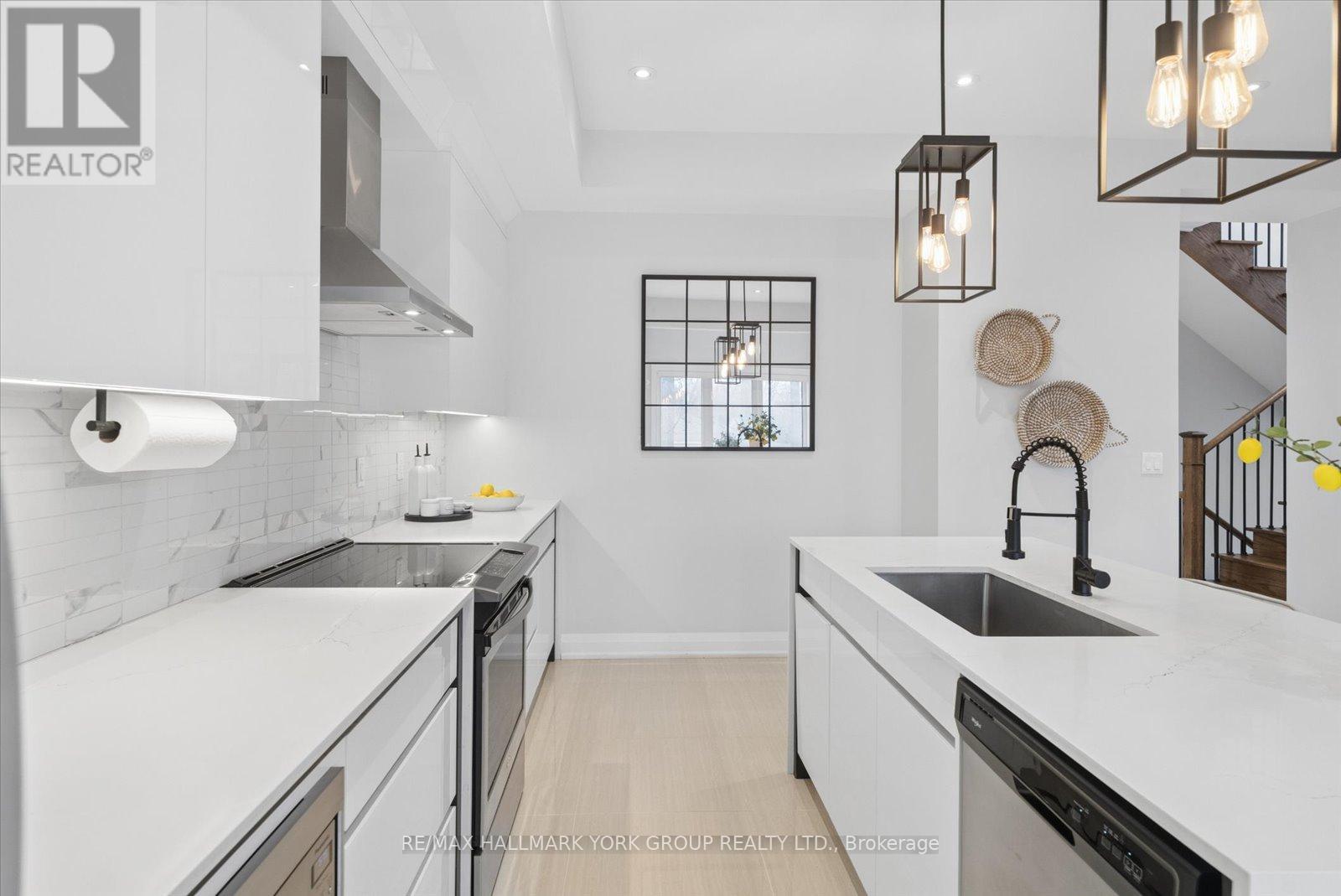 220 Pine Beach Drive, Georgina, Ontario  L4P 2V5 - Photo 9 - N12909798