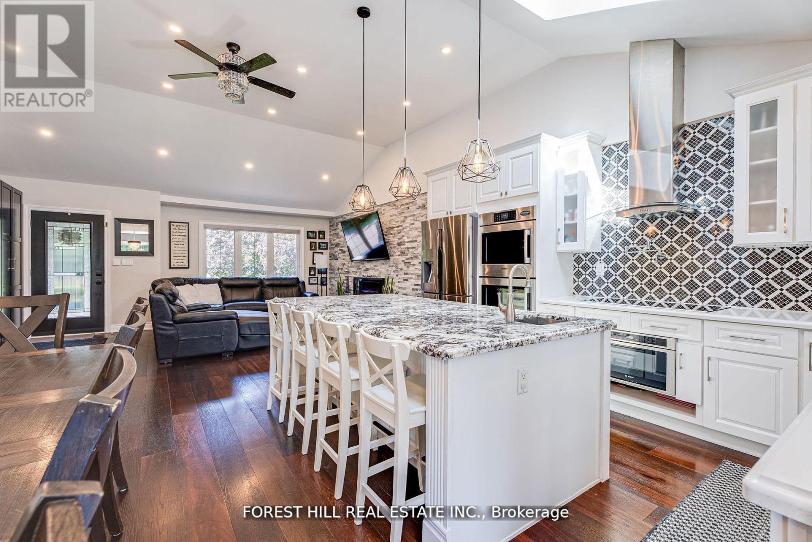 5837 Yonge Street, Innisfil (Churchill), Ontario  L0L 1K0 - Photo 5 - N12909904