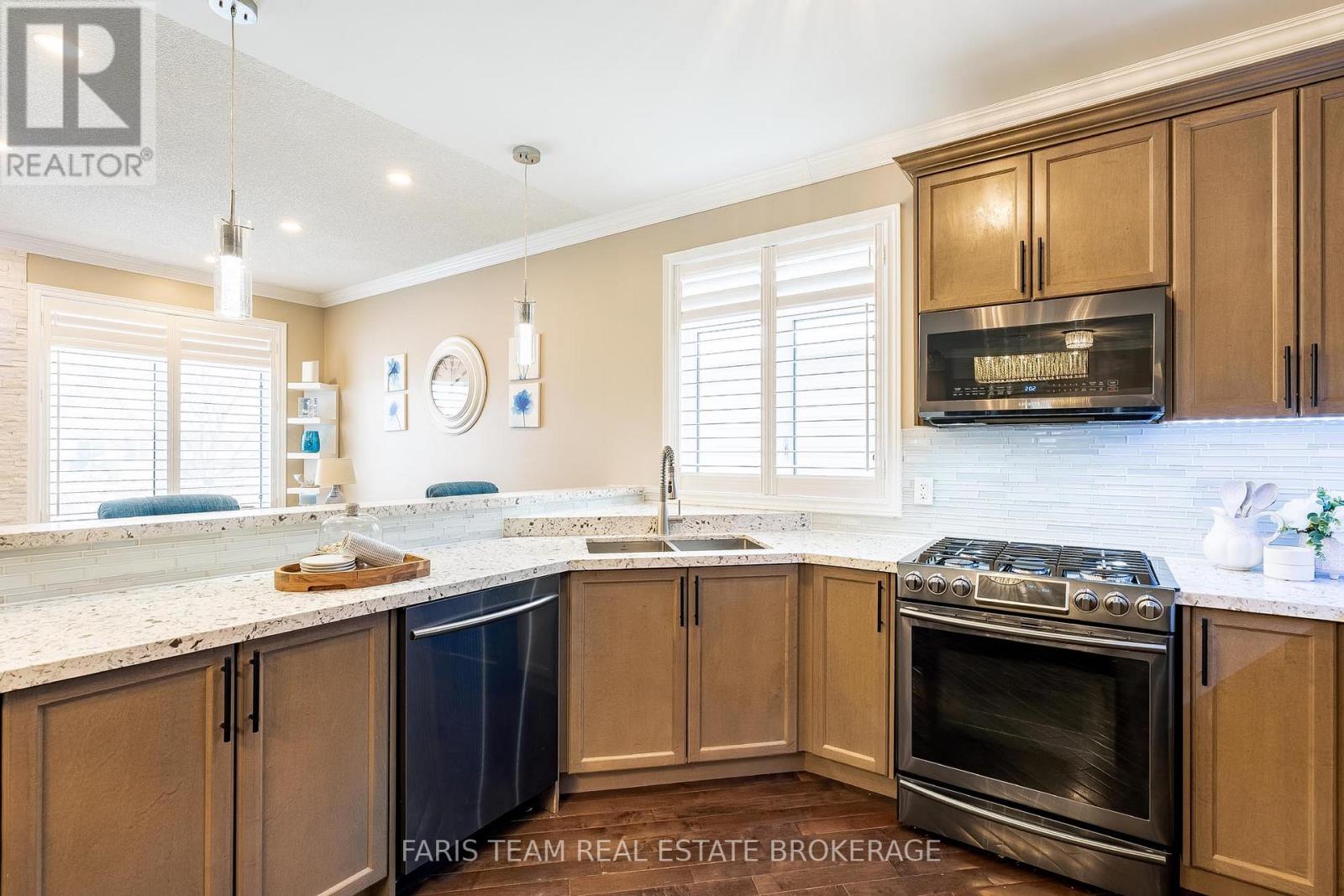 9 Broadpoint Street, Wasaga Beach, Ontario  L9Z 3B8 - Photo 8 - S12909848