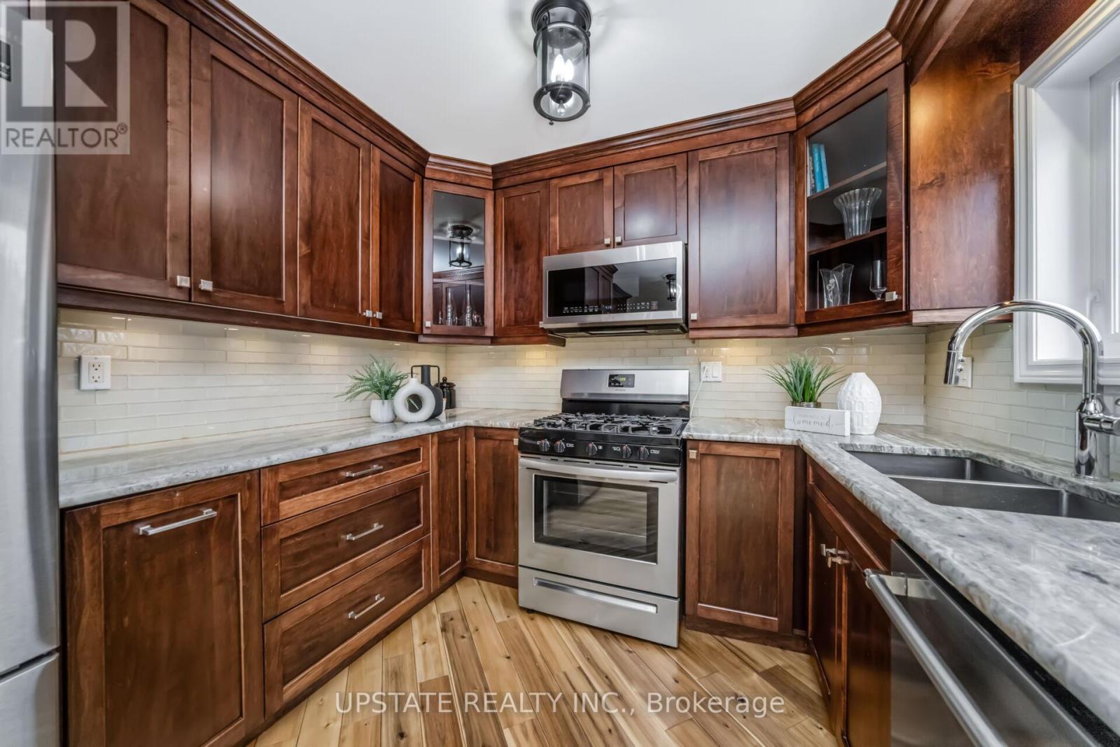 7 Birchway Place, Halton Hills, Ontario  L7J 2X4 - Photo 10 - W12909638