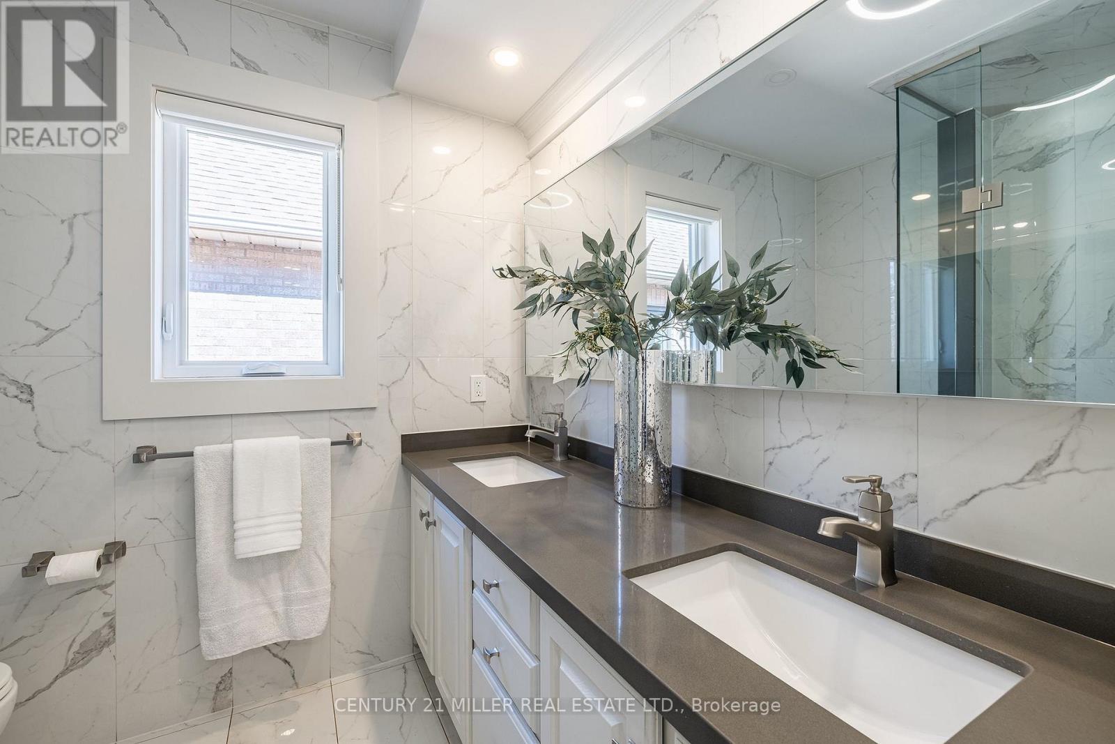 1036 Masters Green, Oakville, Ontario  L6M 2N7 - Photo 24 - W12909686