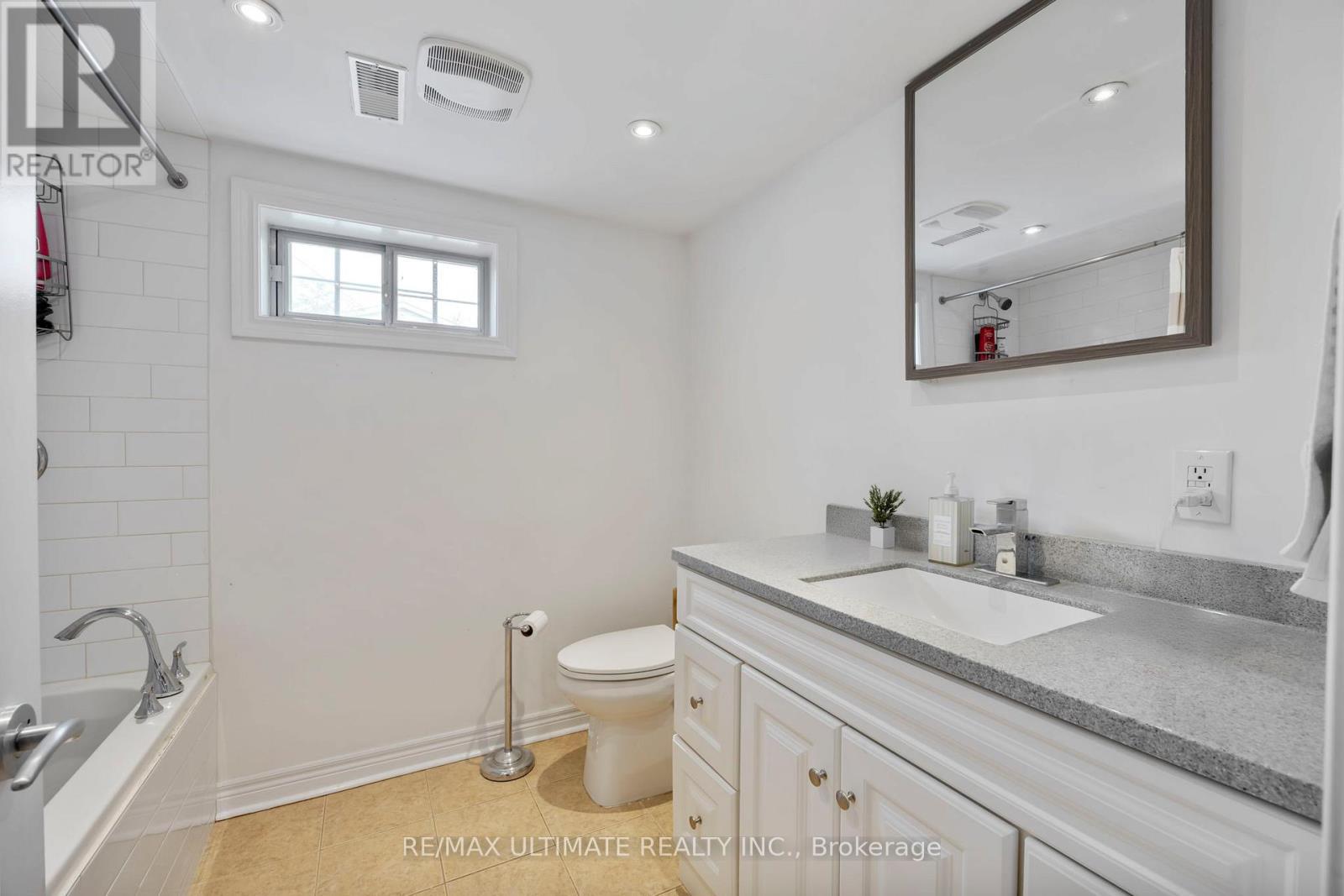 38 Clearbrooke Circle, Toronto, Ontario  M9W 2E4 - Photo 11 - W12909726