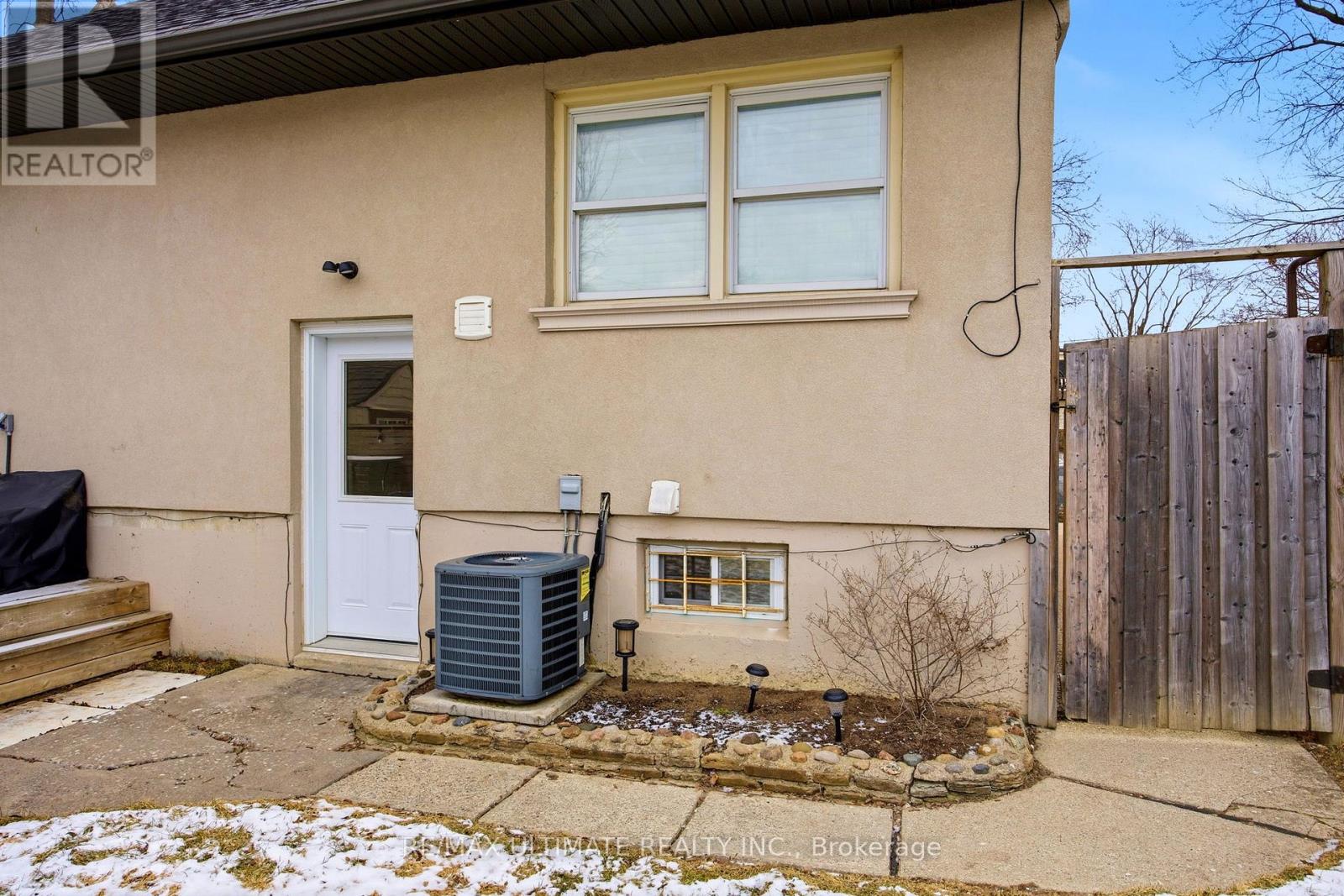 38 Clearbrooke Circle, Toronto, Ontario  M9W 2E4 - Photo 2 - W12909726