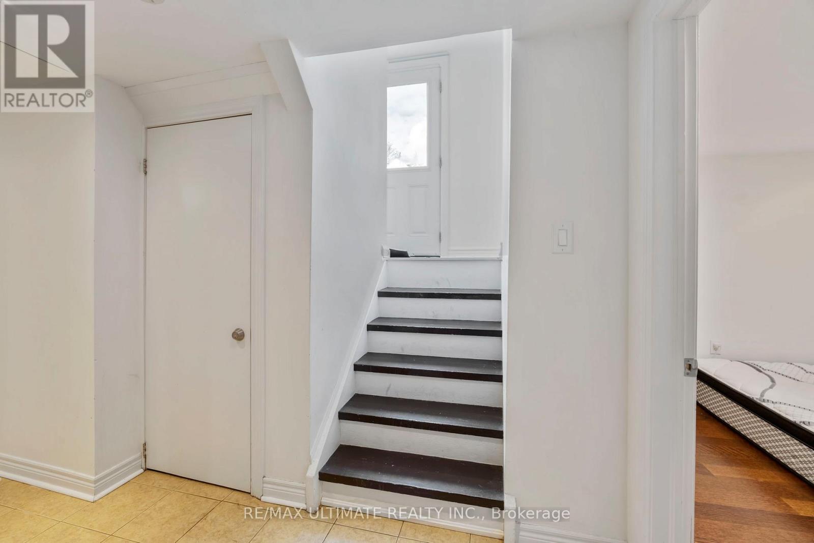 38 Clearbrooke Circle, Toronto, Ontario  M9W 2E4 - Photo 3 - W12909726