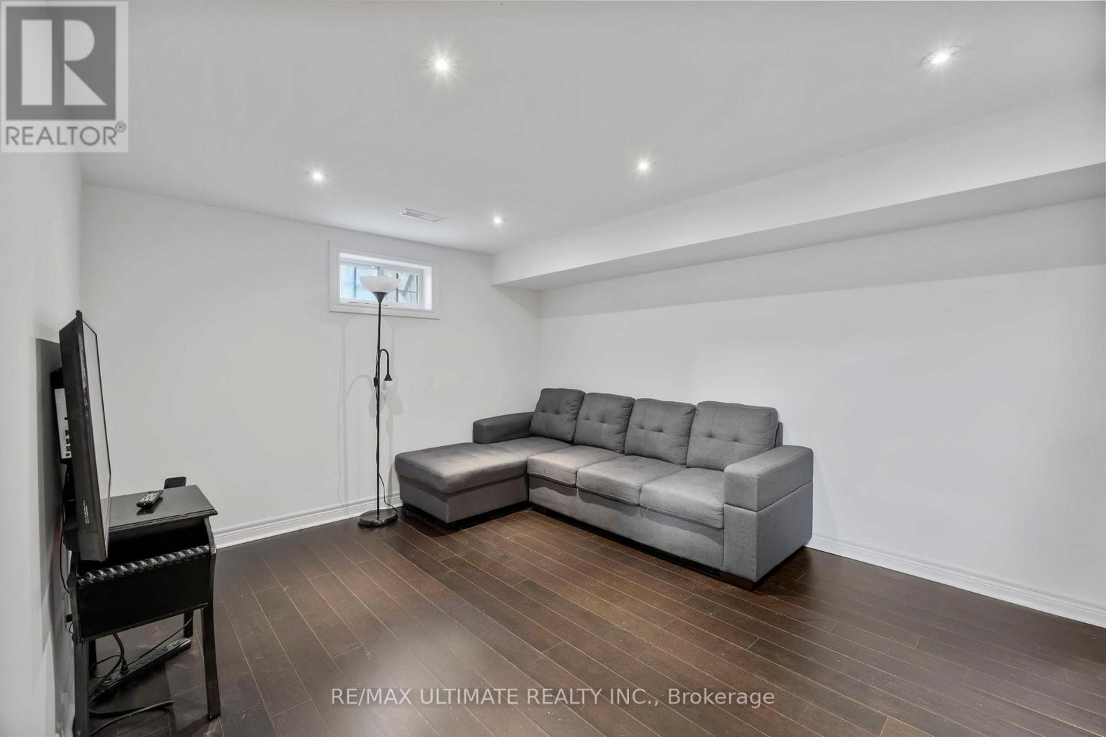 38 Clearbrooke Circle, Toronto, Ontario  M9W 2E4 - Photo 4 - W12909726