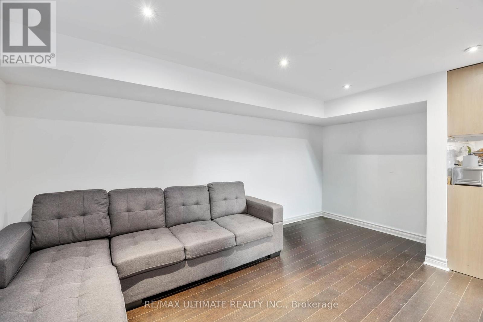 38 Clearbrooke Circle, Toronto, Ontario  M9W 2E4 - Photo 6 - W12909726