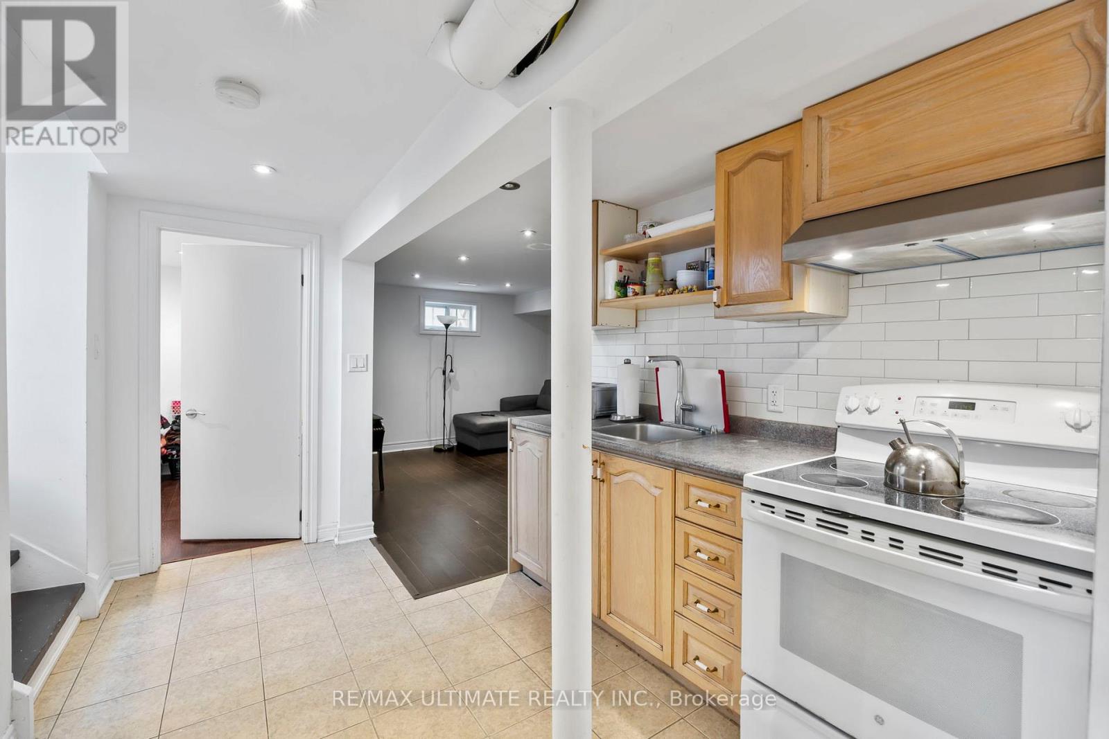 38 Clearbrooke Circle, Toronto, Ontario  M9W 2E4 - Photo 8 - W12909726