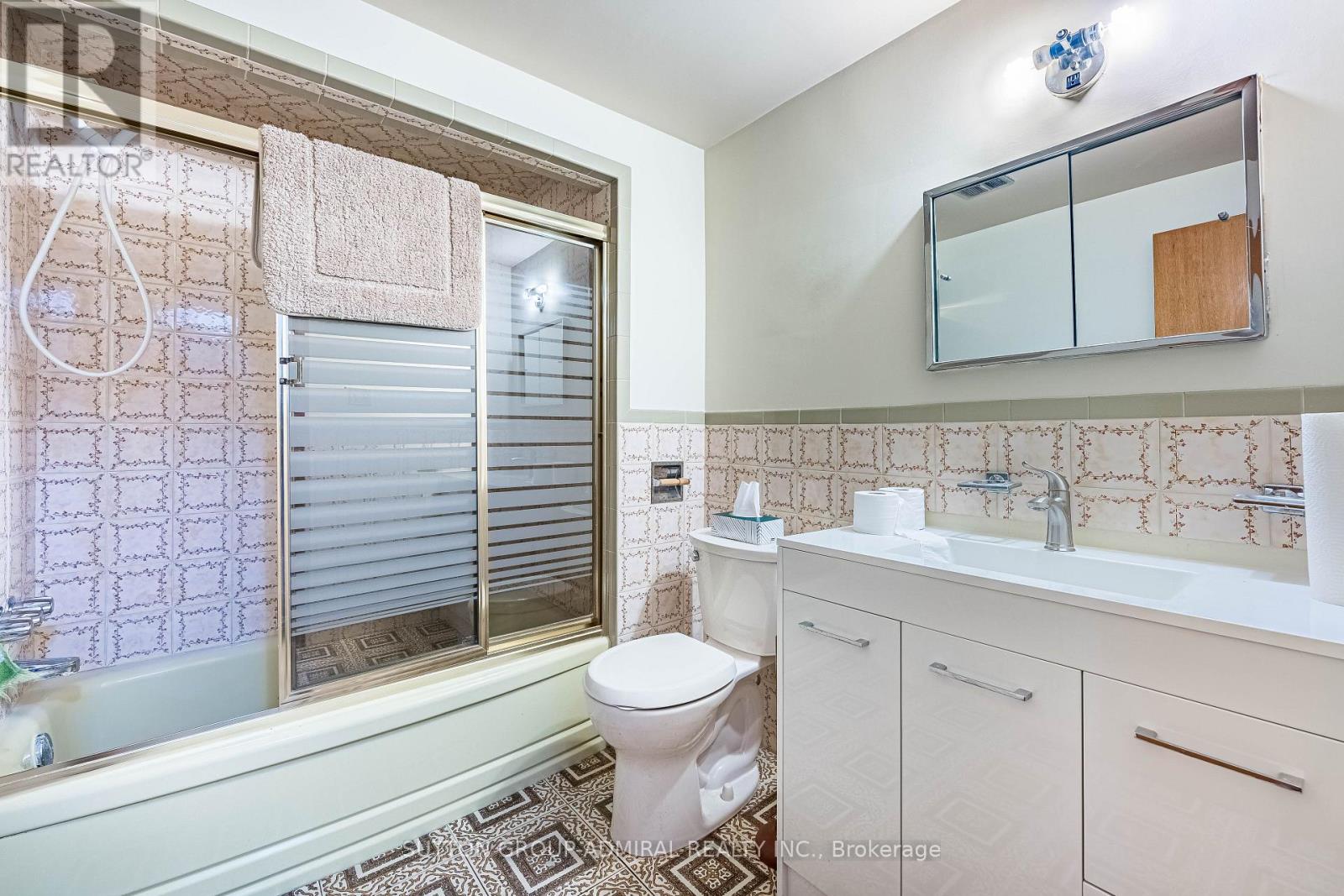 92 Redgrave Drive, Toronto, Ontario  M9R 3V3 - Photo 19 - W12909776