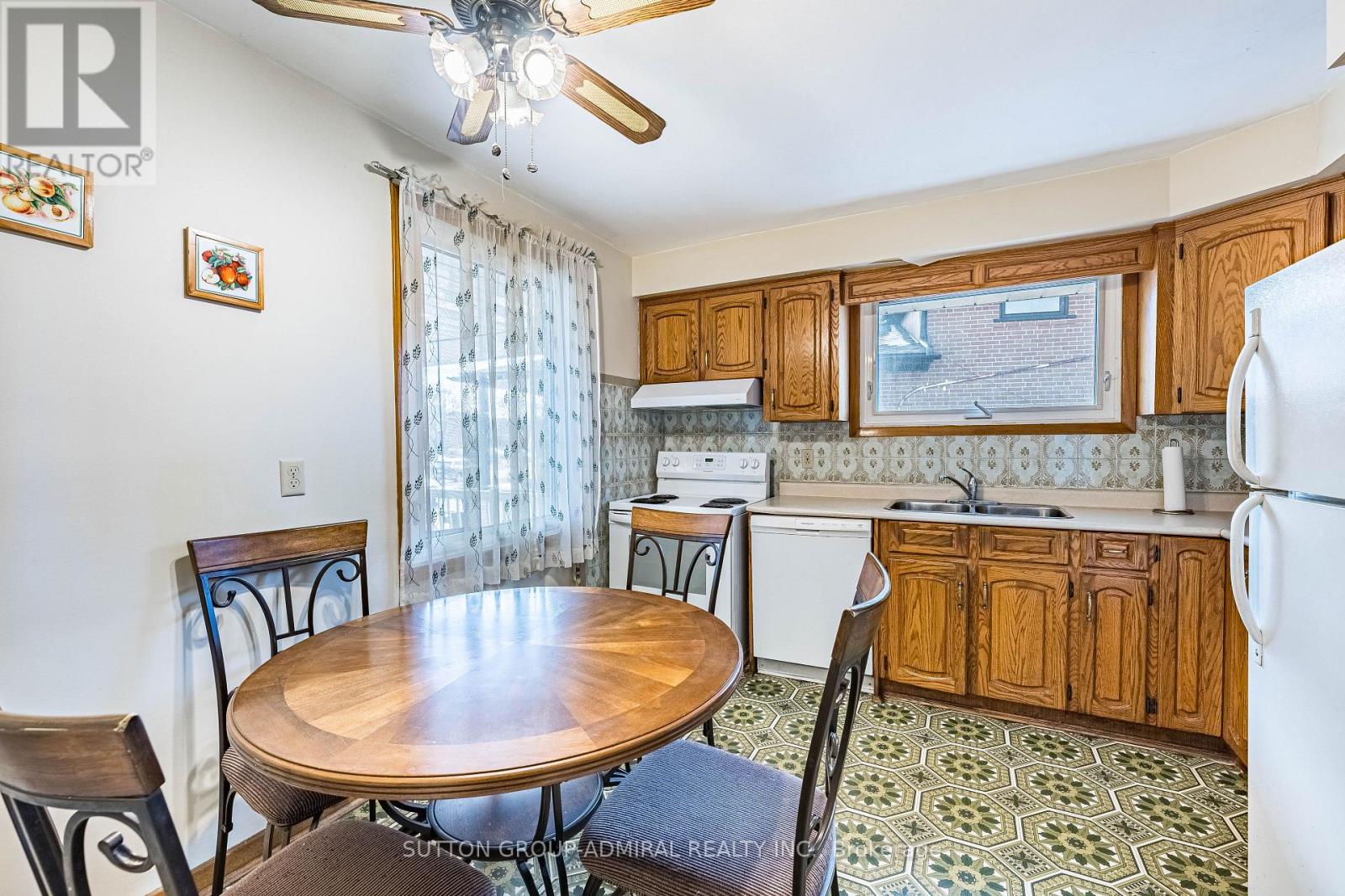 92 Redgrave Drive, Toronto, Ontario  M9R 3V3 - Photo 21 - W12909776