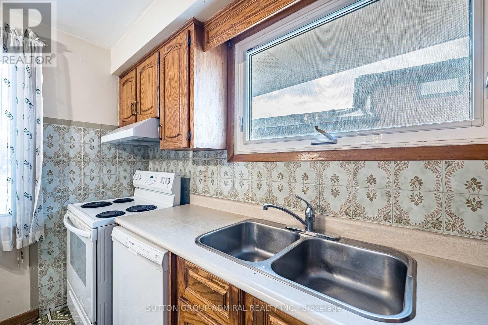 92 Redgrave Drive, Toronto, Ontario  M9R 3V3 - Photo 23 - W12909776