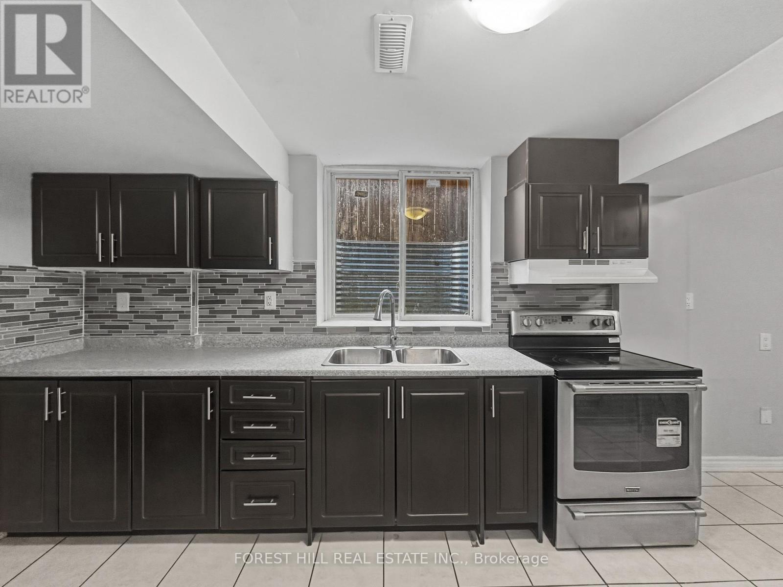 Bsmt - 51 Hadfield Circle, Brampton (Sandringham-Wellington), Ontario  L6R 0N6 - Photo 4 - W12909800