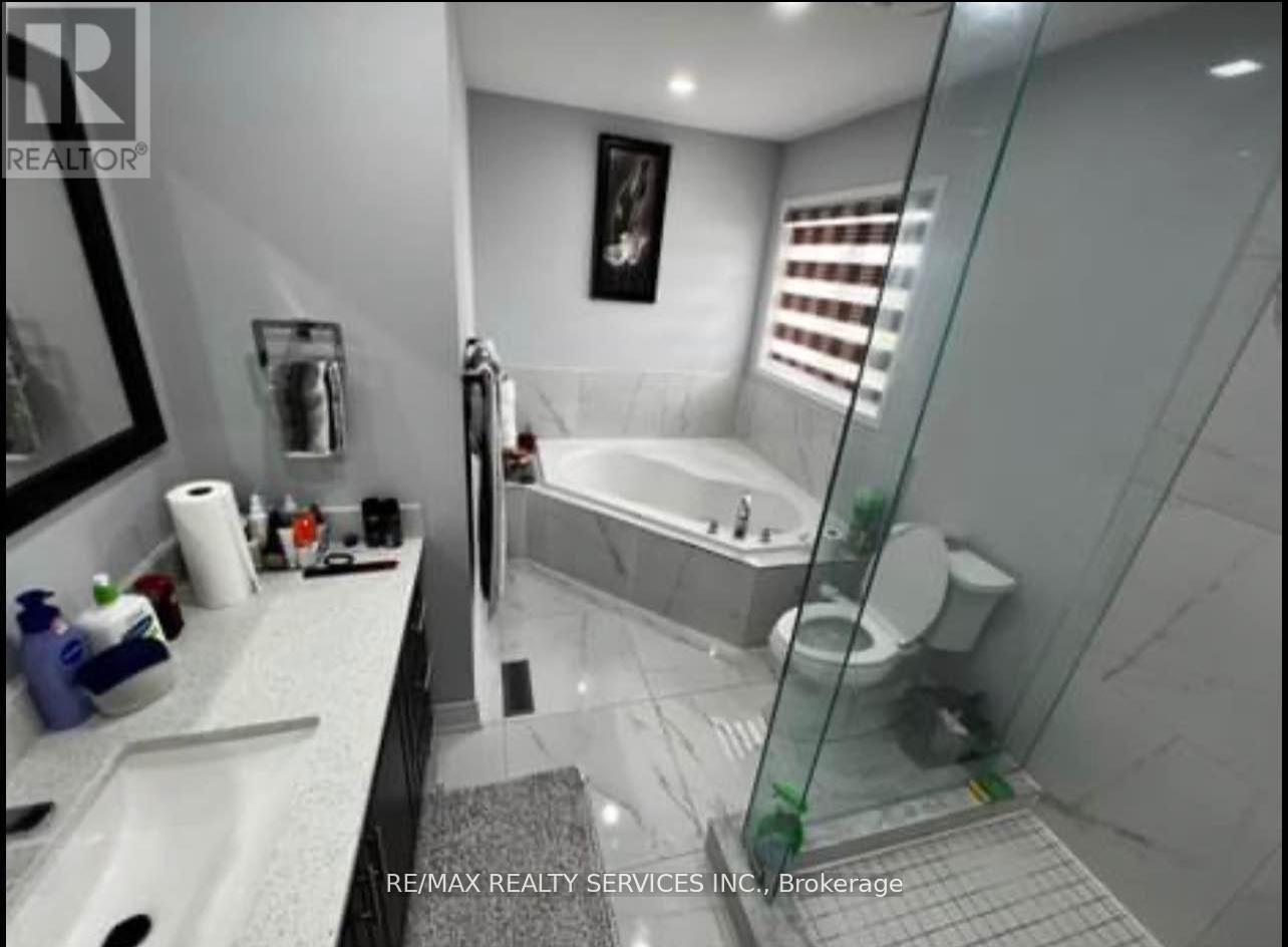 11 Tufton Crescent, Brampton (Fletcher's Meadow), Ontario  L7A 3J2 - Photo 3 - W12909816