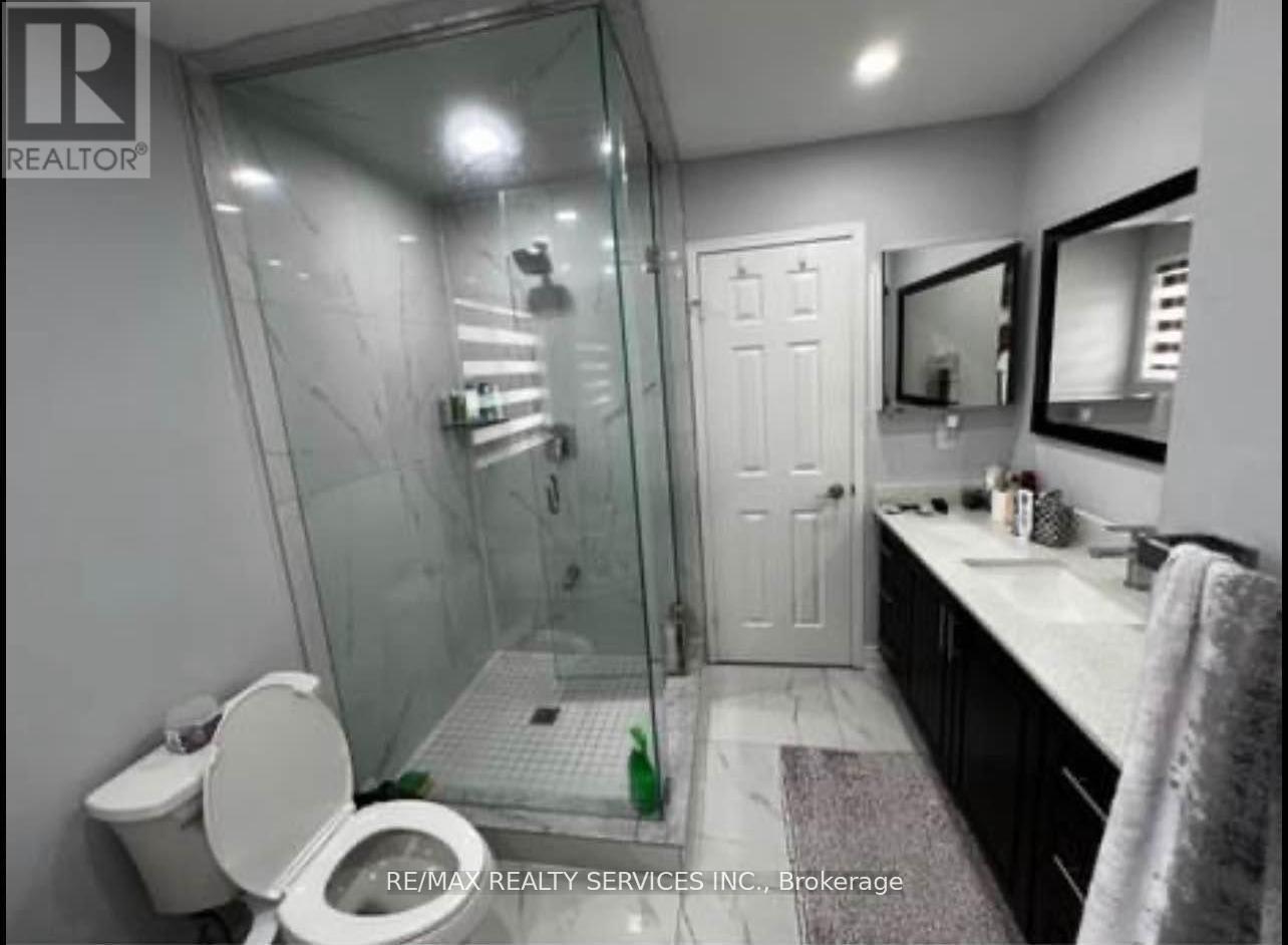 11 Tufton Crescent, Brampton (Fletcher's Meadow), Ontario  L7A 3J2 - Photo 4 - W12909816