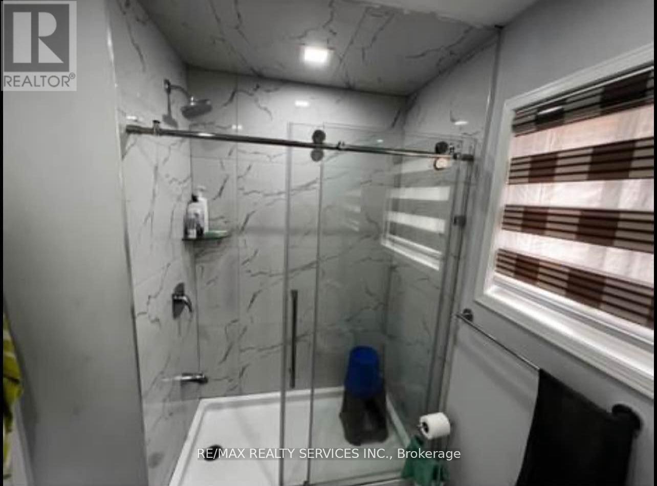 11 Tufton Crescent, Brampton (Fletcher's Meadow), Ontario  L7A 3J2 - Photo 5 - W12909816