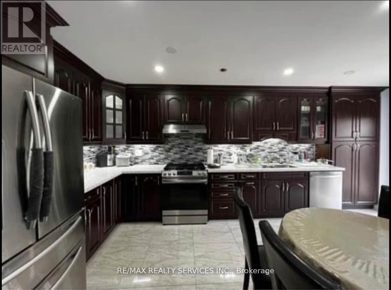 11 Tufton Crescent, Brampton (Fletcher's Meadow), Ontario  L7A 3J2 - Photo 6 - W12909816