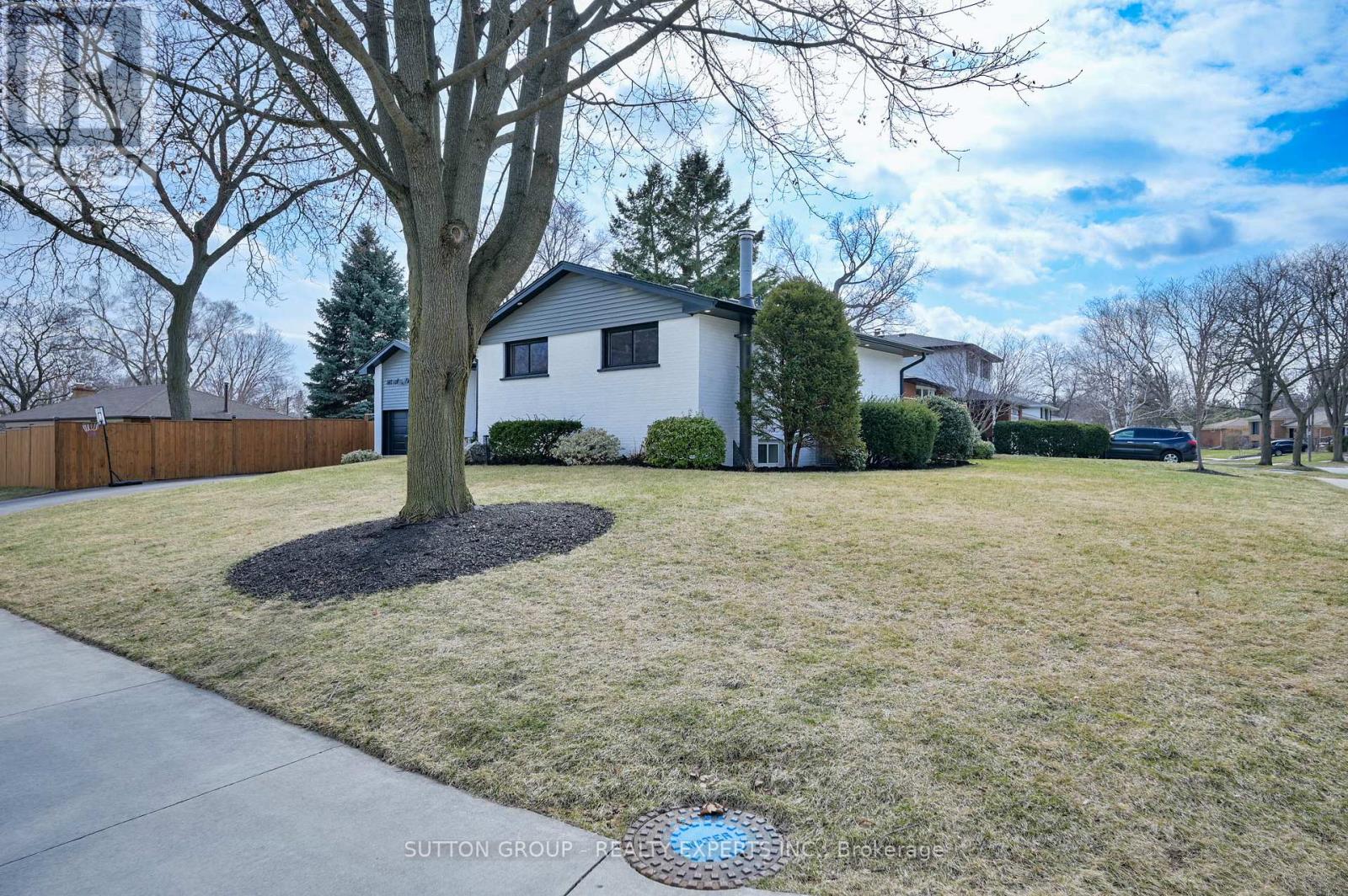 1484 Moss Glen Road, Burlington, Ontario  L7P 2C3 - Photo 6 - W12909884