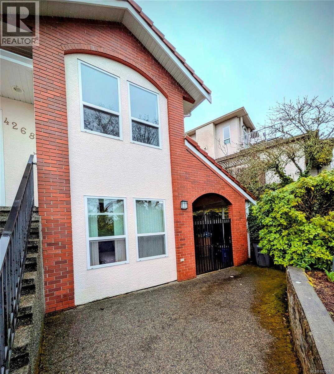 4268 Westervelt Pl, Saanich, British Columbia  V8X 4W5 - Photo 2 - 1029017