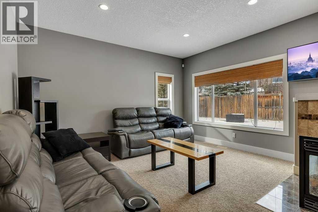 319 Valley Crest Court NW, Calgary, Alberta  T3B 5Y4 - Photo 12 - A2292677