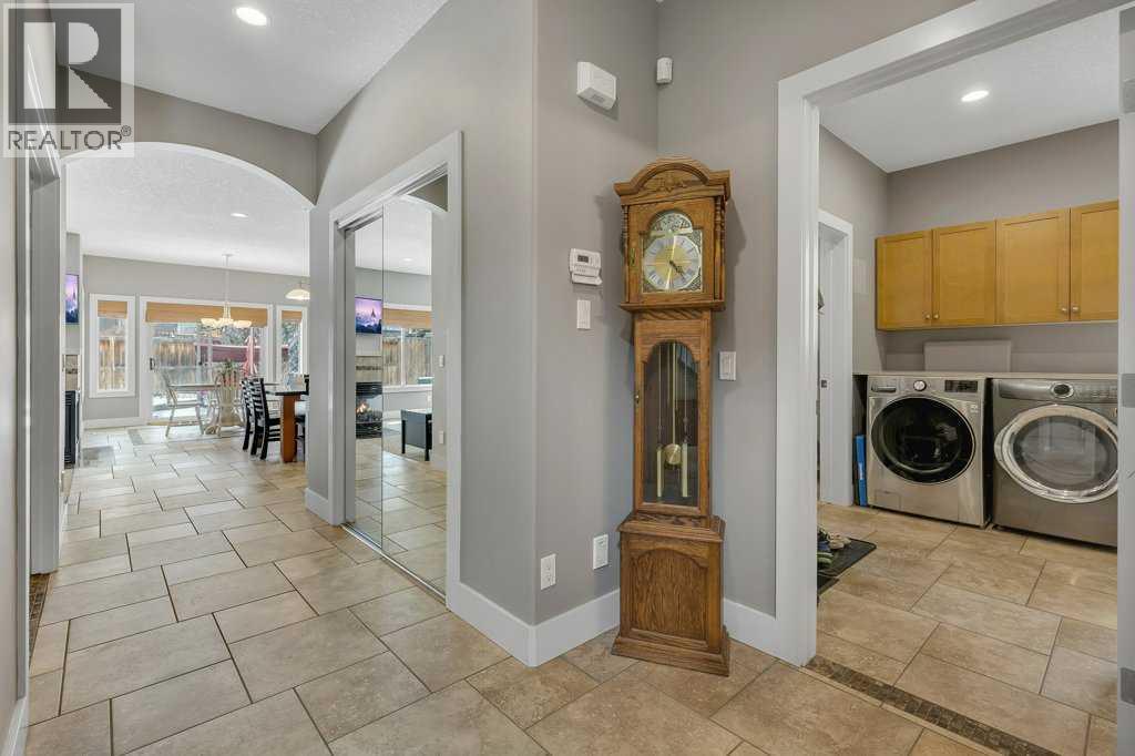 319 Valley Crest Court NW, Calgary, Alberta  T3B 5Y4 - Photo 5 - A2292677