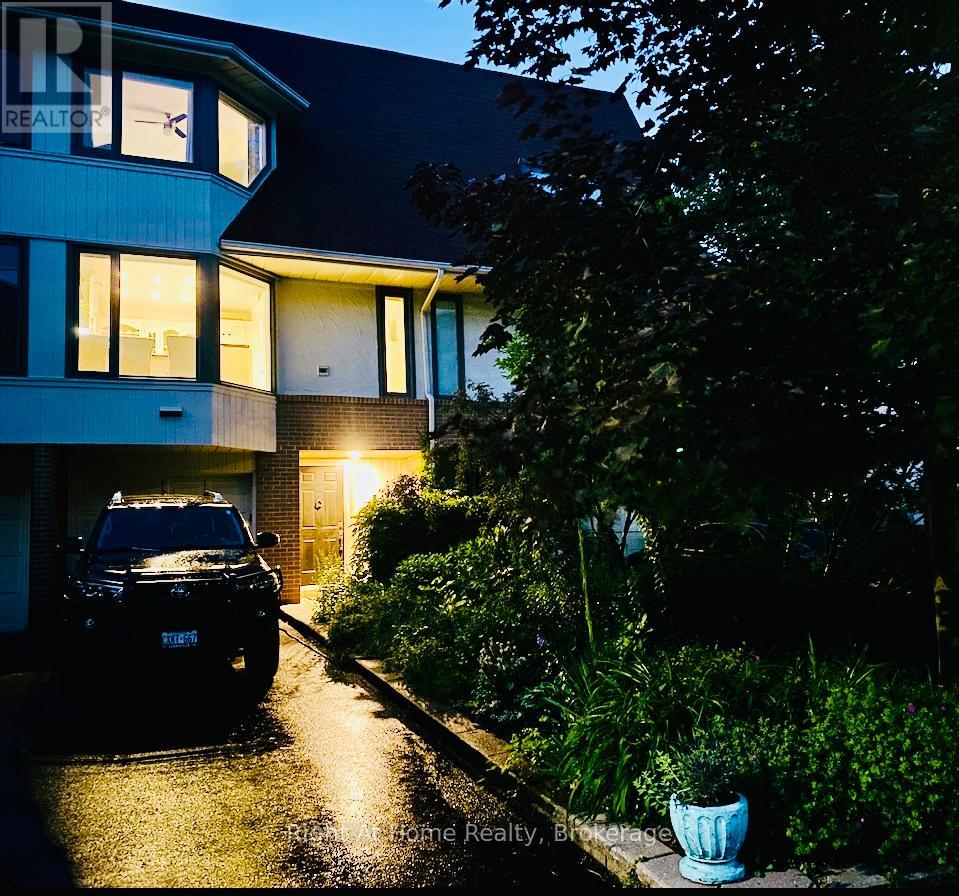 109 Brant Street, Oakville, Ontario  L6K 2Z7 - Photo 3 - W12910080