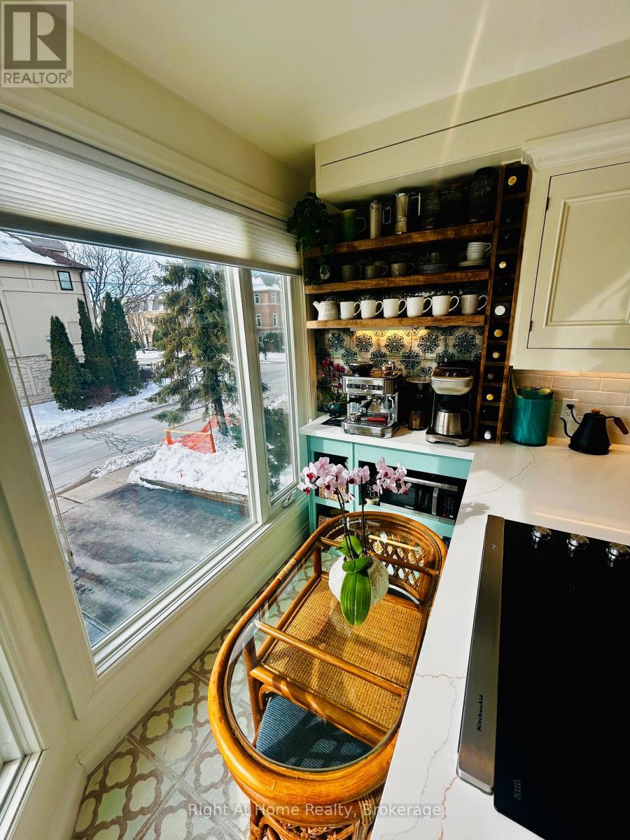 109 Brant Street, Oakville, Ontario  L6K 2Z7 - Photo 6 - W12910080