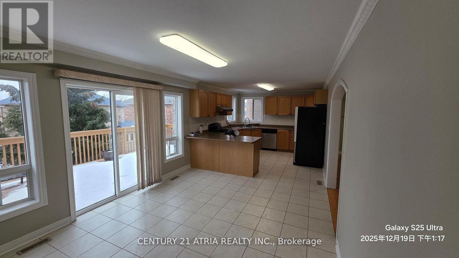 116 Alfred Smith Way, Newmarket (Woodland Hill), Ontario  L3X 3B8 - Photo 3 - N12909930