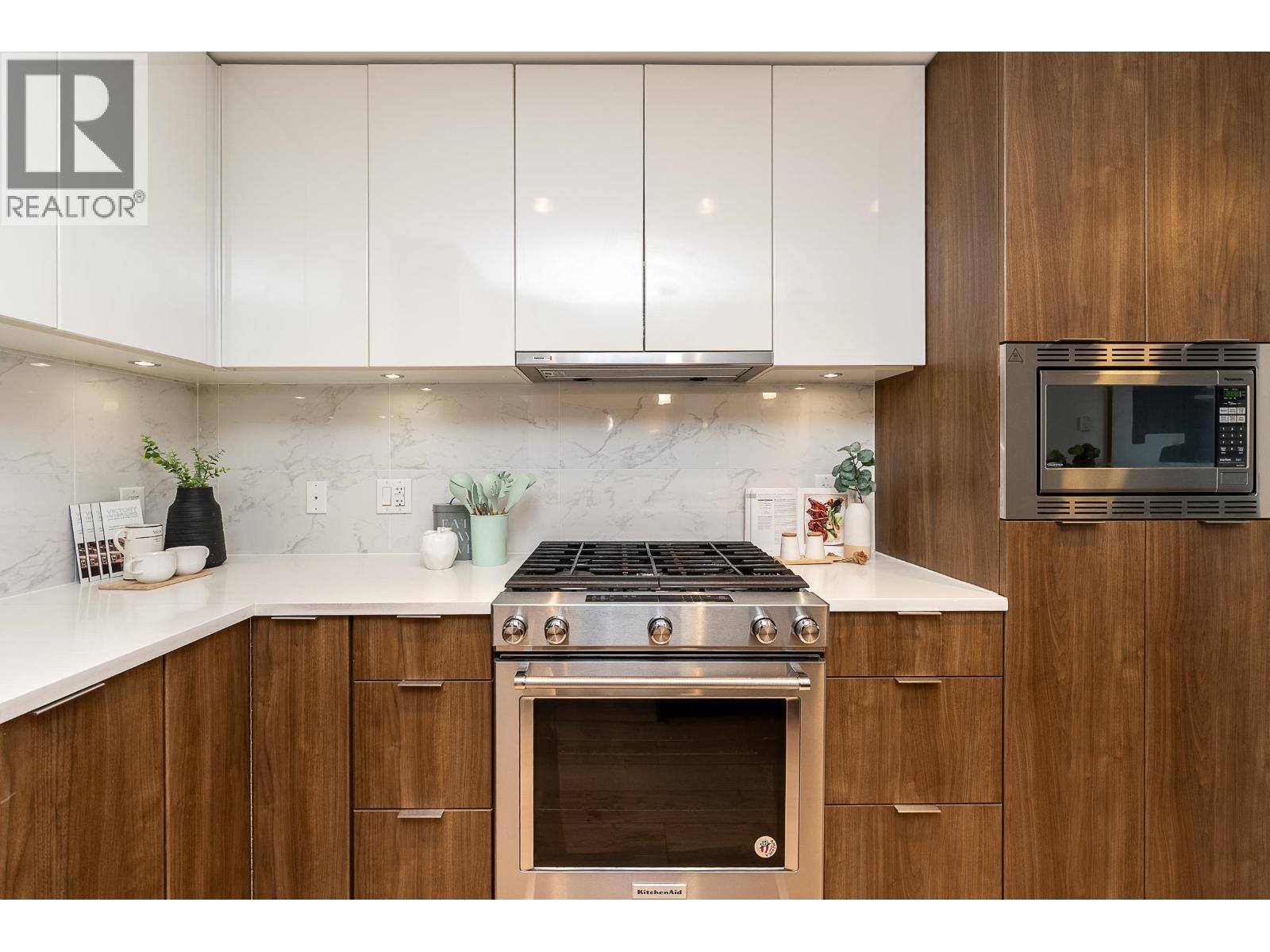 Listing Picture 3 of 40 : 103 2188 MADISON AVENUE, Burnaby / 本拿比 - 魯藝地產 Yvonne Lu Group - MLS Medallion Club Member