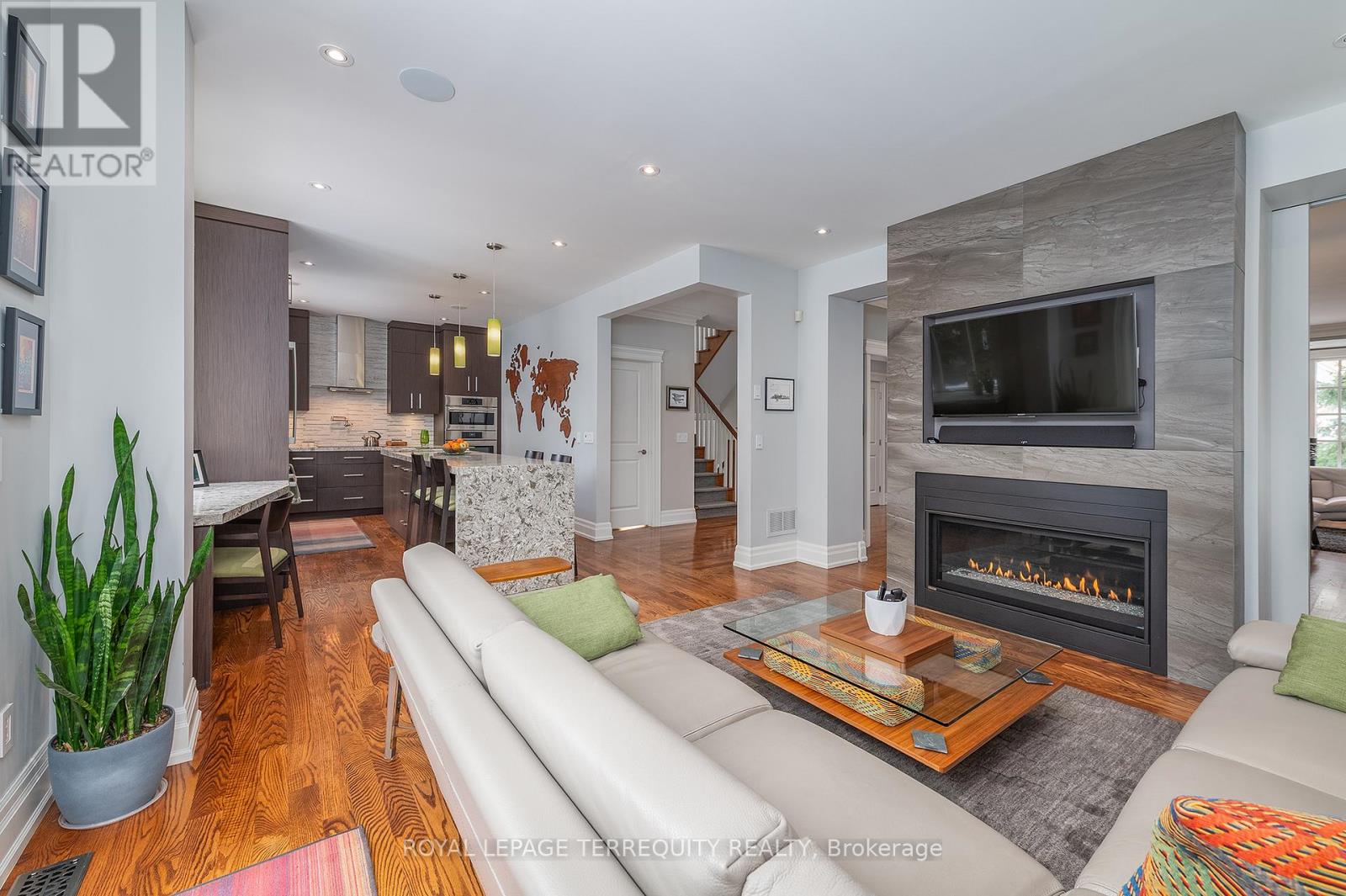 19 Bannon Avenue, Toronto, Ontario  M8X 1T6 - Photo 10 - W12909946