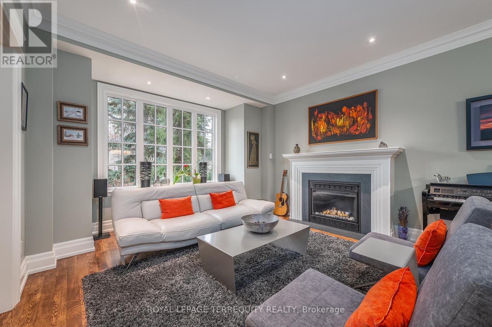 19 Bannon Avenue, Toronto, Ontario  M8X 1T6 - Photo 5 - W12909946