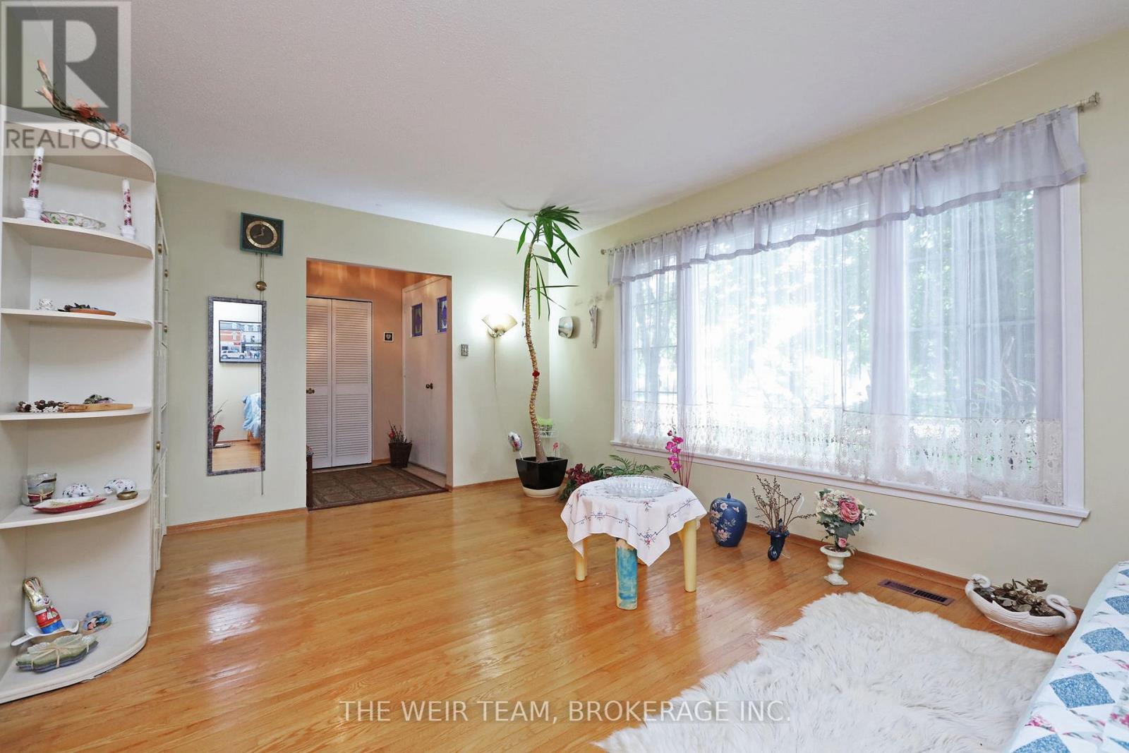 1577 Otterby Road, Mississauga (Applewood), Ontario  L4X 1W8 - Photo 6 - W12909954