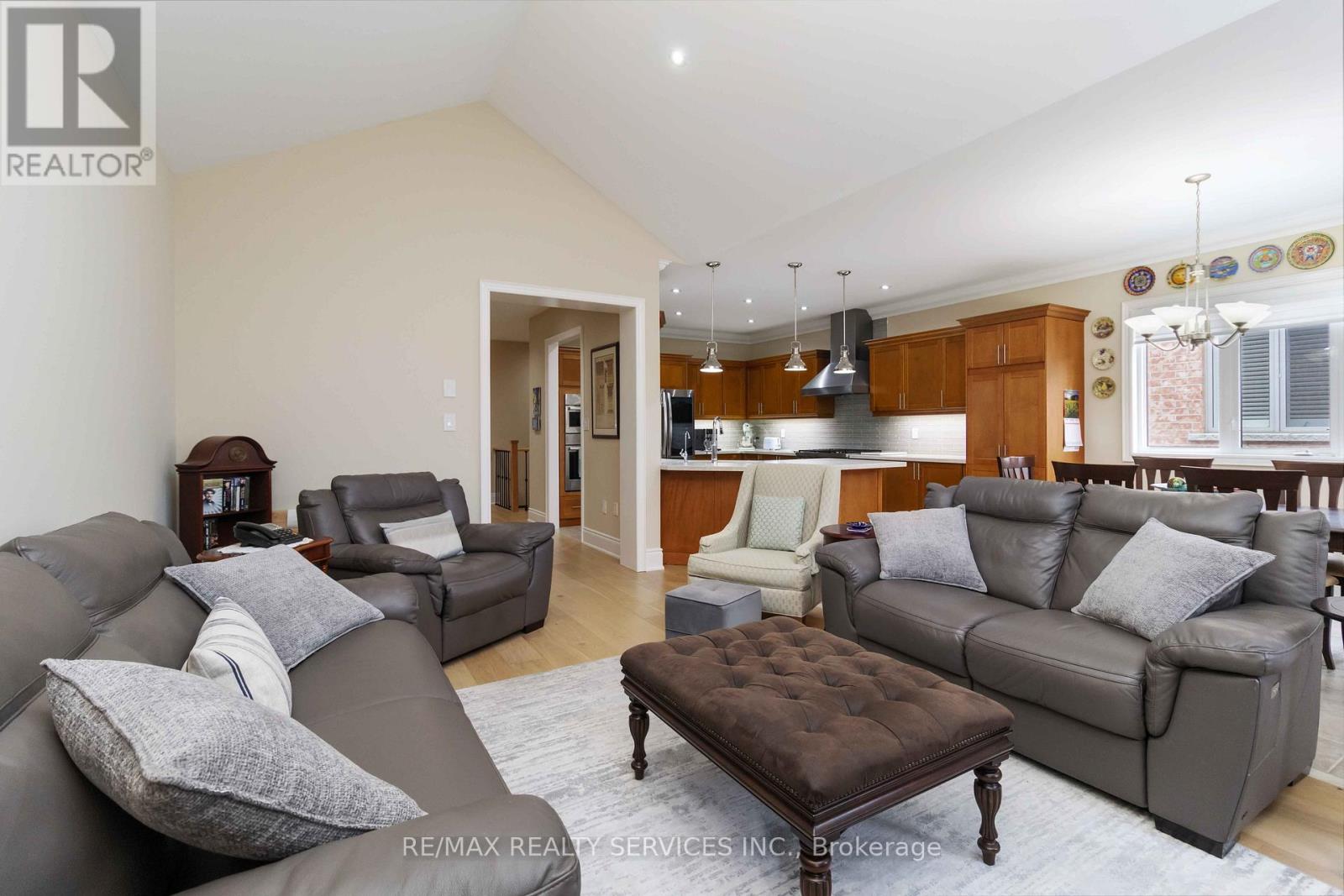 15 Valleystream Circle, Brampton, Ontario  L6P 2E2 - Photo 5 - W12909994