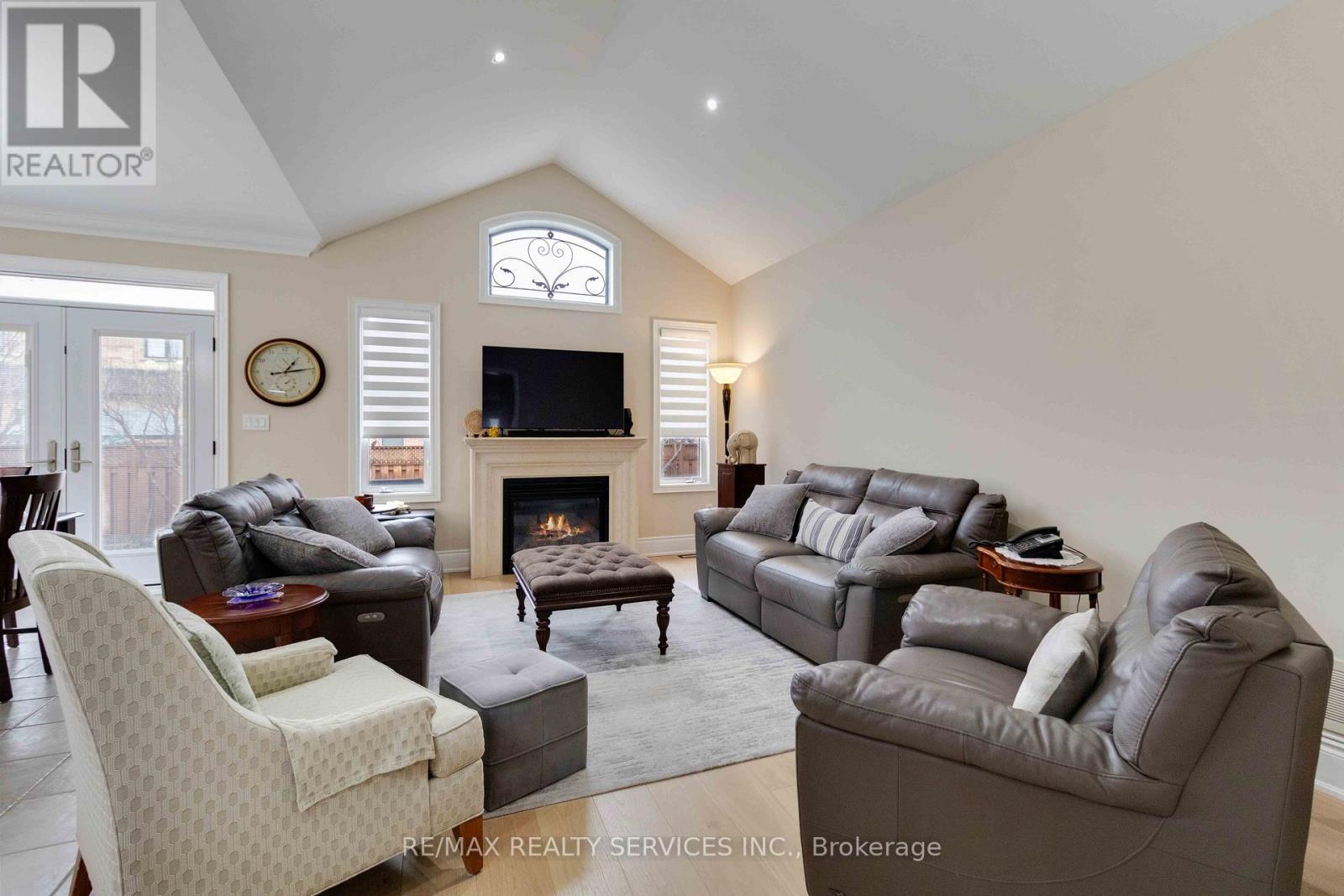 15 Valleystream Circle, Brampton, Ontario  L6P 2E2 - Photo 6 - W12909994