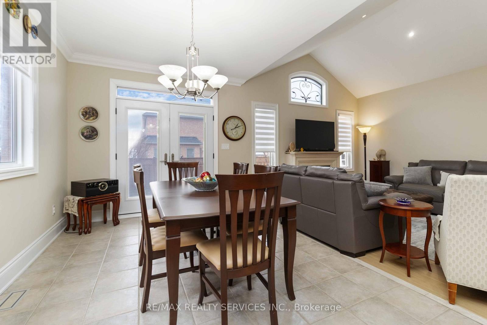 15 Valleystream Circle, Brampton, Ontario  L6P 2E2 - Photo 7 - W12909994