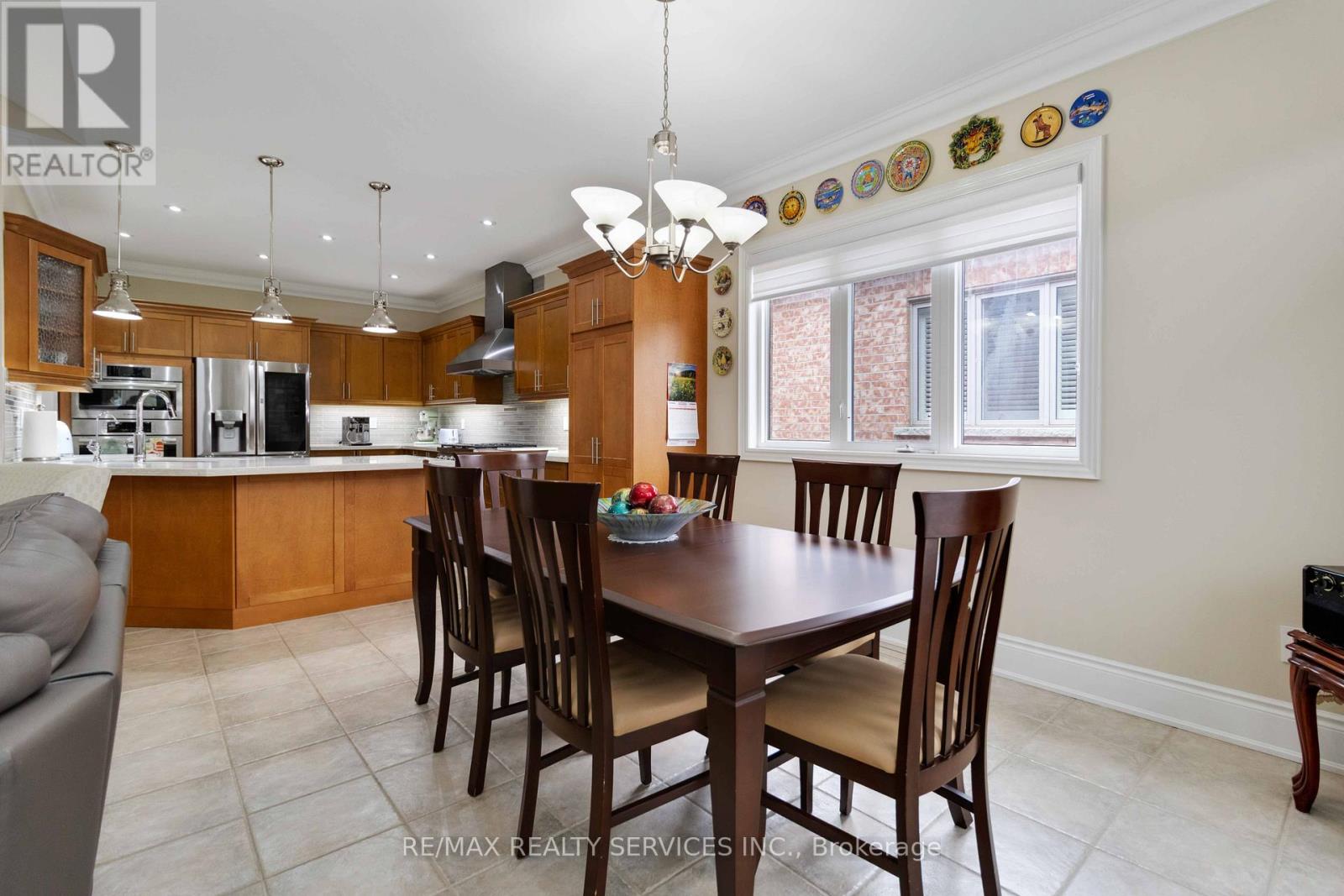 15 Valleystream Circle, Brampton, Ontario  L6P 2E2 - Photo 8 - W12909994