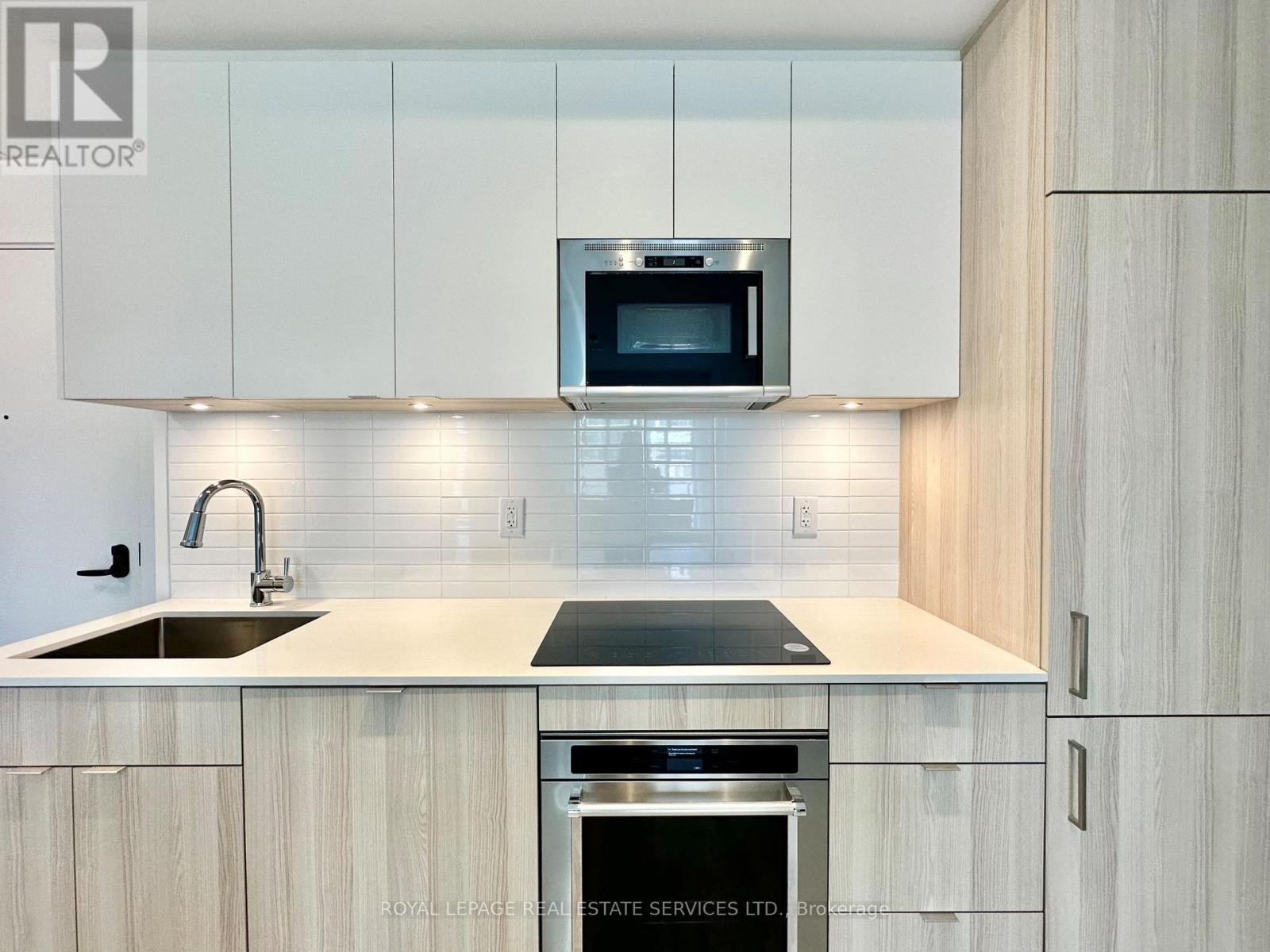 218 - 215 Lakeshore Road W, Mississauga, Ontario  L5H 0A7 - Photo 10 - W12910064