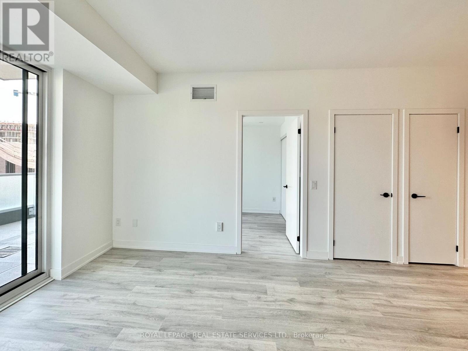 218 - 215 Lakeshore Road W, Mississauga, Ontario  L5H 0A7 - Photo 2 - W12910064