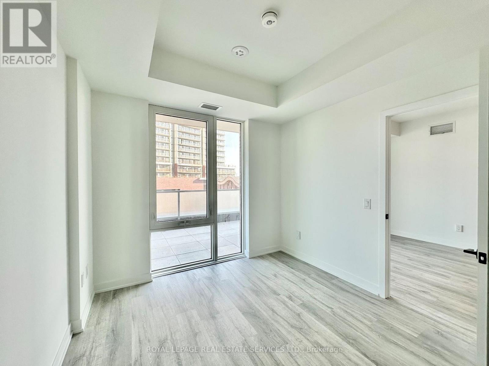 218 - 215 Lakeshore Road W, Mississauga, Ontario  L5H 0A7 - Photo 3 - W12910064