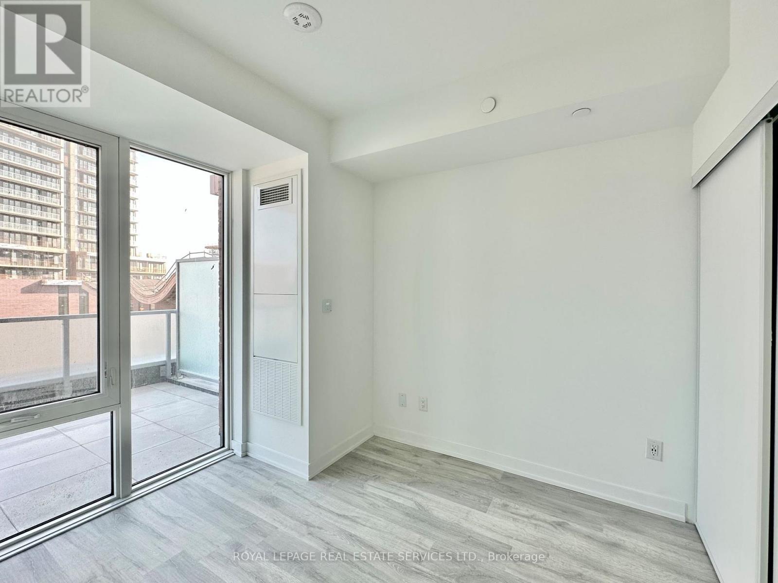 218 - 215 Lakeshore Road W, Mississauga, Ontario  L5H 0A7 - Photo 6 - W12910064