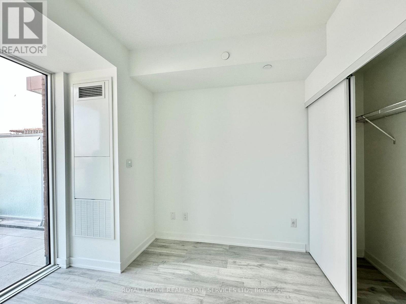 218 - 215 Lakeshore Road W, Mississauga, Ontario  L5H 0A7 - Photo 7 - W12910064