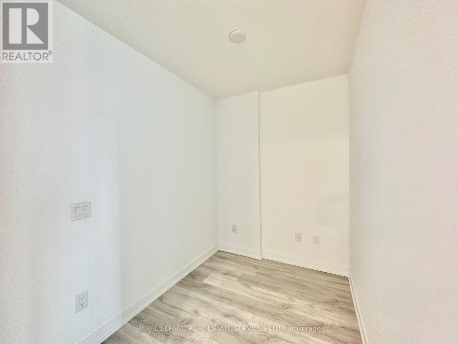 218 - 215 Lakeshore Road W, Mississauga, Ontario  L5H 0A7 - Photo 8 - W12910064