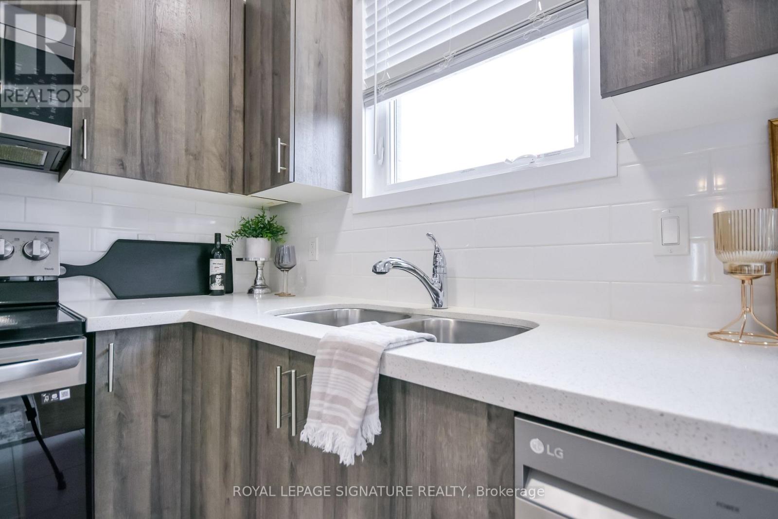 23 Turnberry Lane, Barrie, Ontario  L9J 0M8 - Photo 12 - S12910000