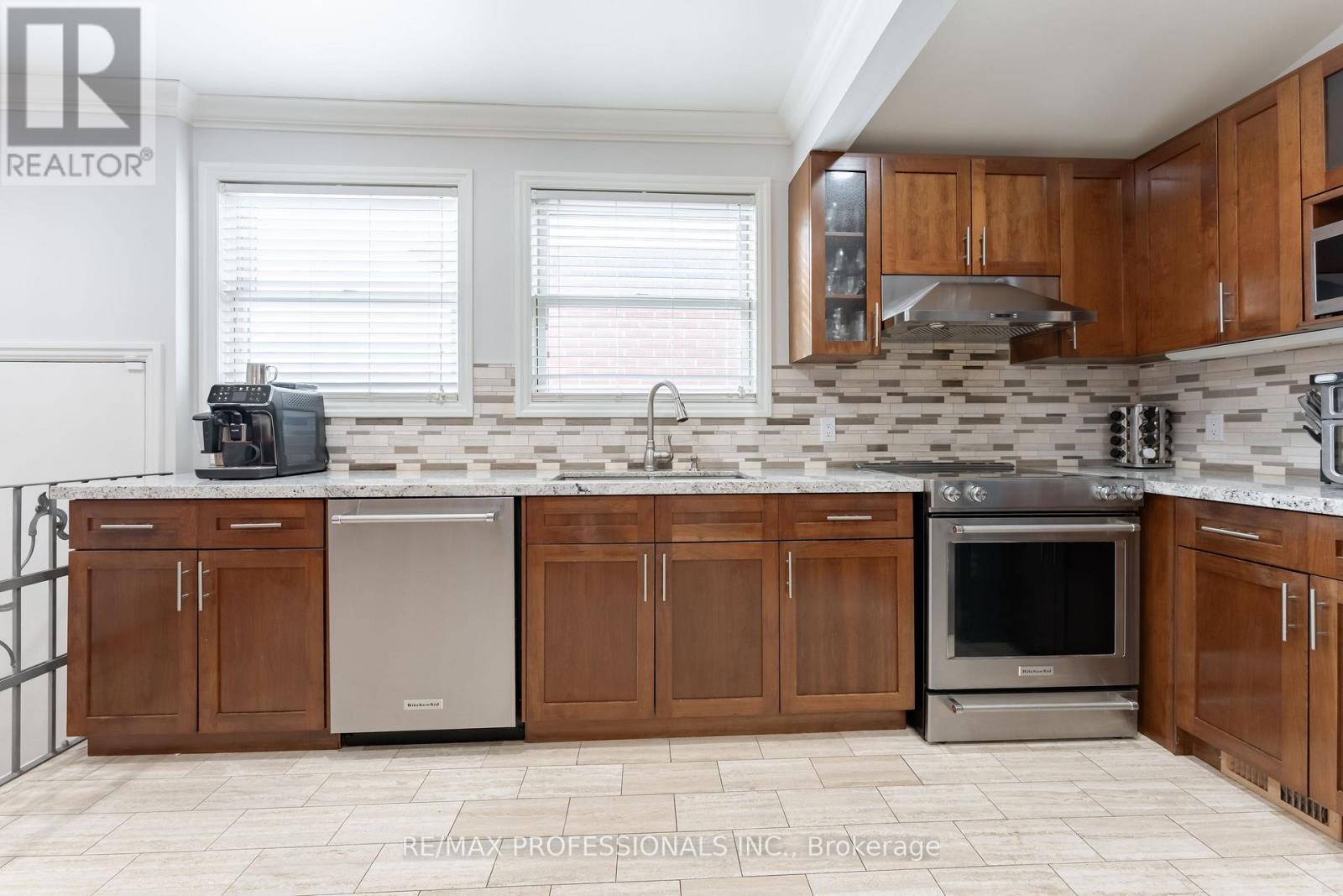 745 Glengrove Avenue W, Toronto, Ontario  M6B 2J7 - Photo 13 - W12910082