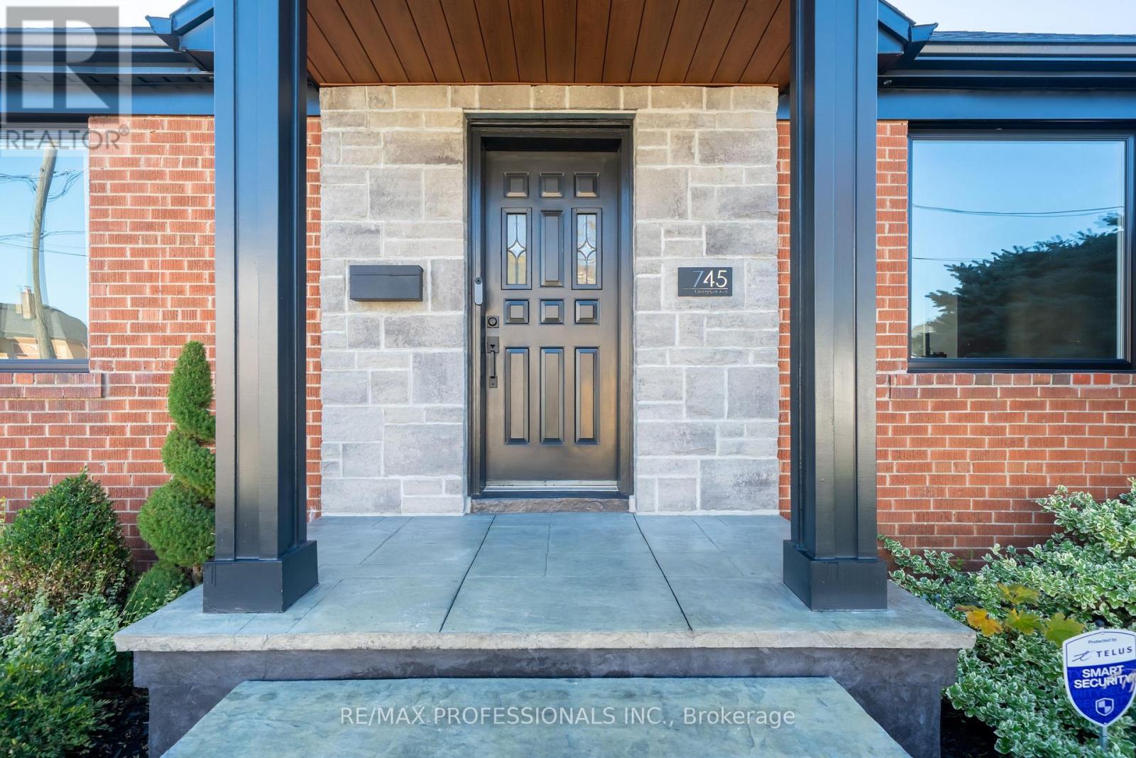 745 Glengrove Avenue W, Toronto, Ontario  M6B 2J7 - Photo 4 - W12910082