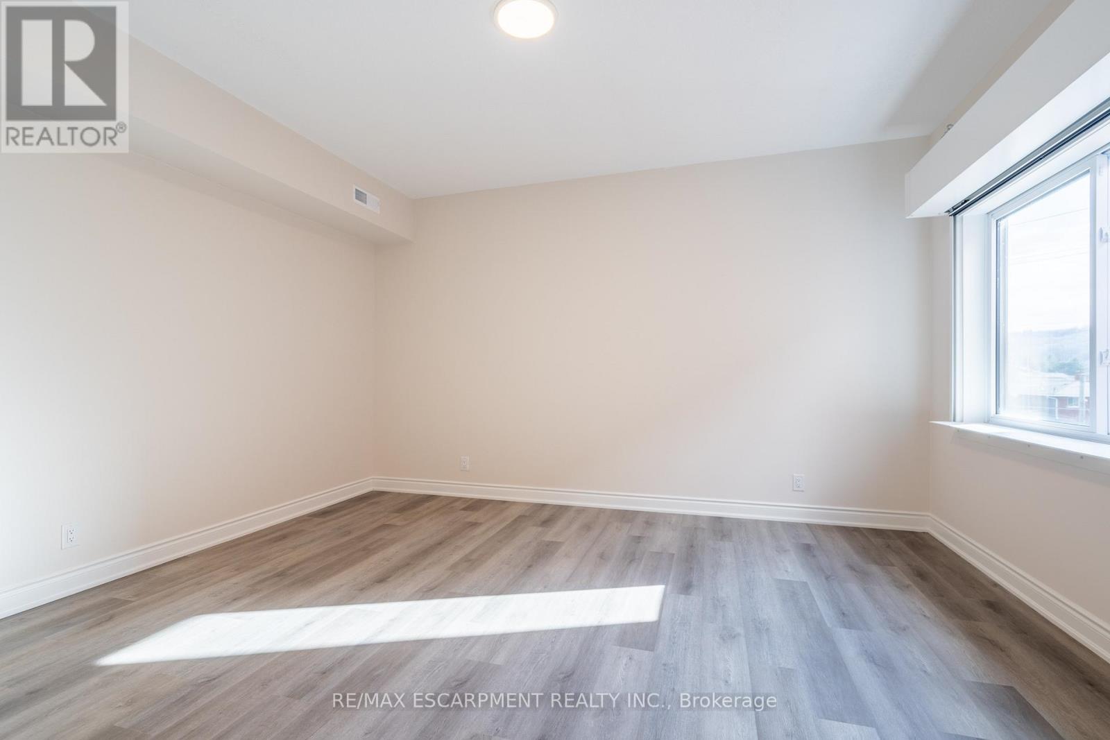 304 - 259 King Street E, Hamilton (Stoney Creek), Ontario  L8G 1M1 - Photo 6 - X12910034