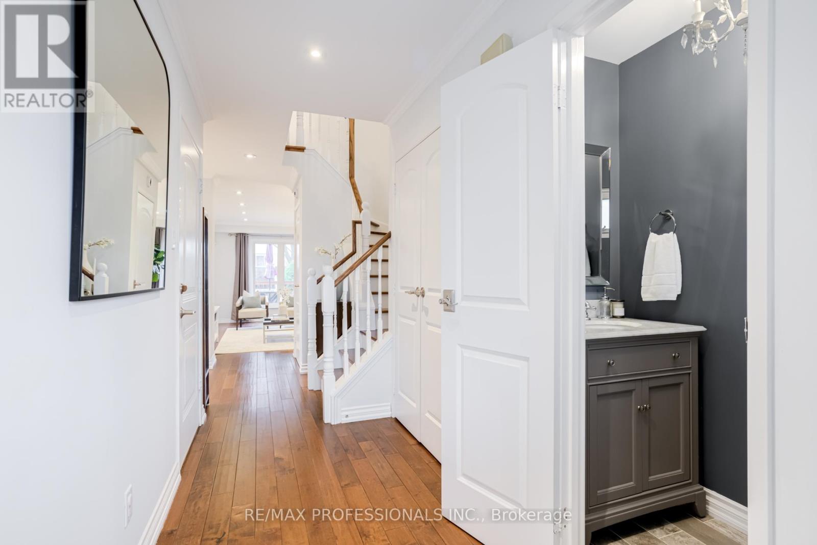 188 Lisa Crescent, Vaughan, Ontario L4J 2N3 - Photo 3 - N12907678